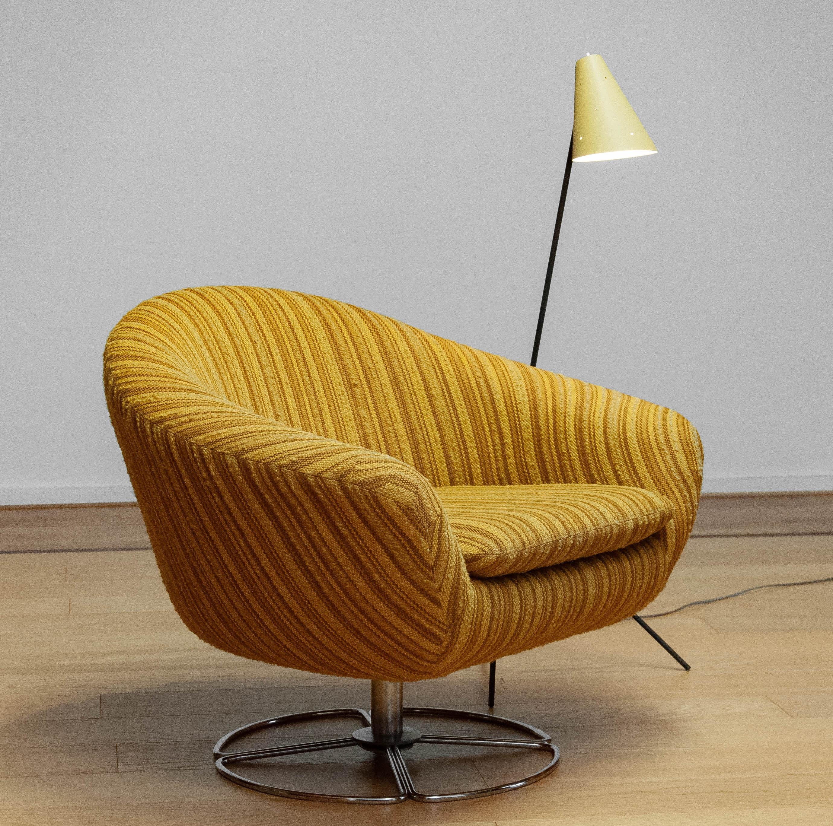 1960s Maize Yellow Bouclé Fabric Upholstered Swivel Chair By Dux Of Sweden In Good Condition For Sale In Silvolde, Gelderland