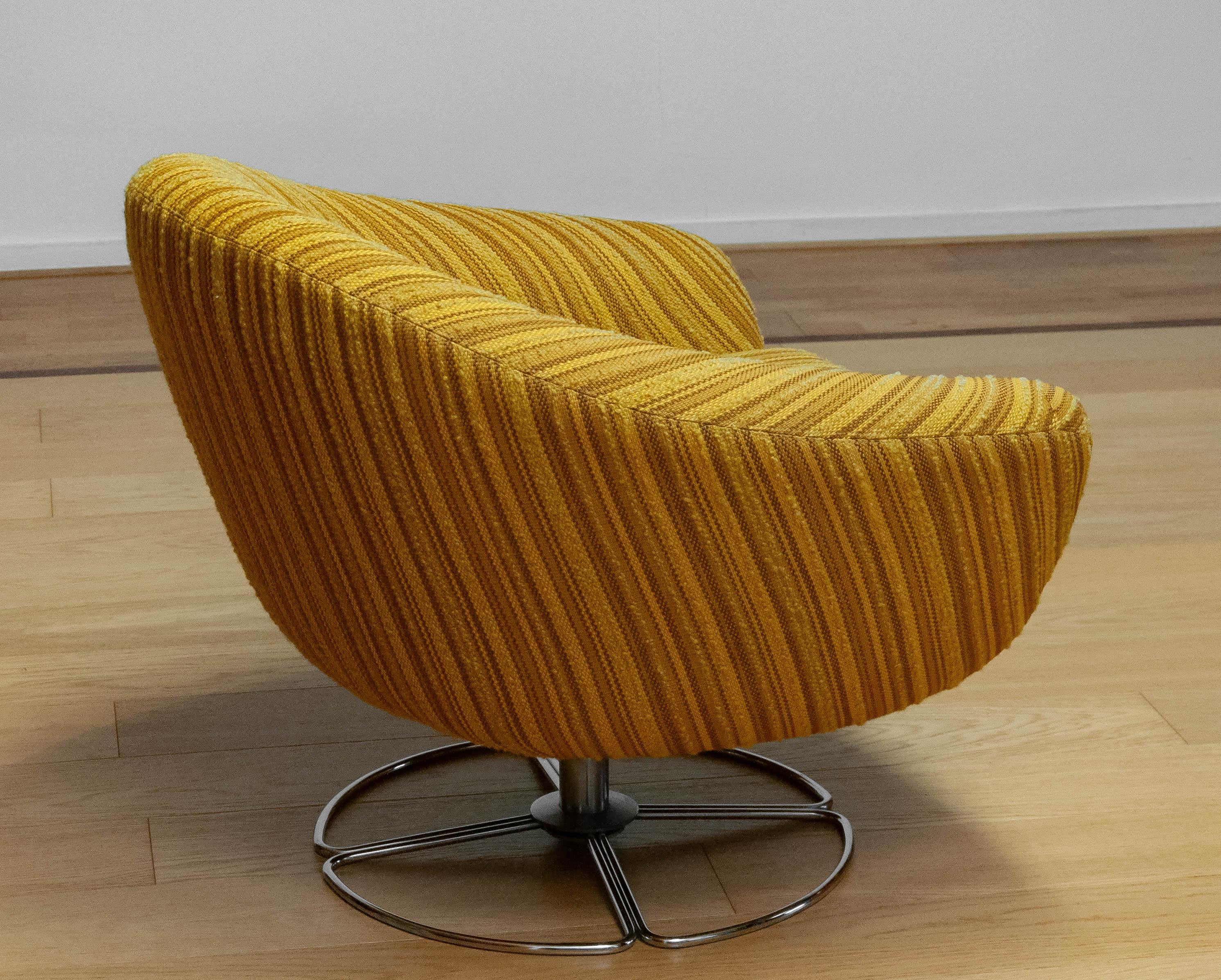 Milieu du XXe siècle 1960s Maize Yellow Bouclé Fabric Upholstered Swivel Chair By Dux of Sweden en vente