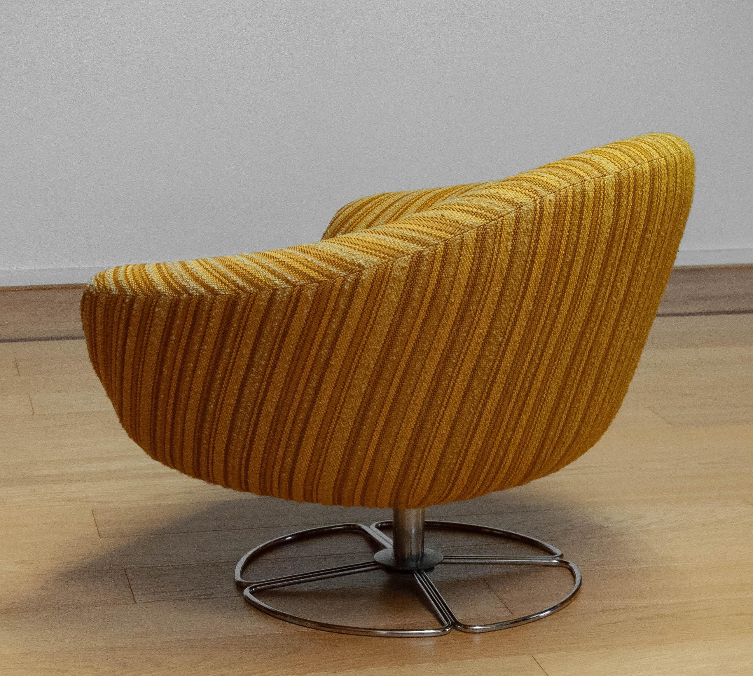 1960s Maize Yellow Bouclé Fabric Upholstered Swivel Chair By Dux of Sweden en vente 1