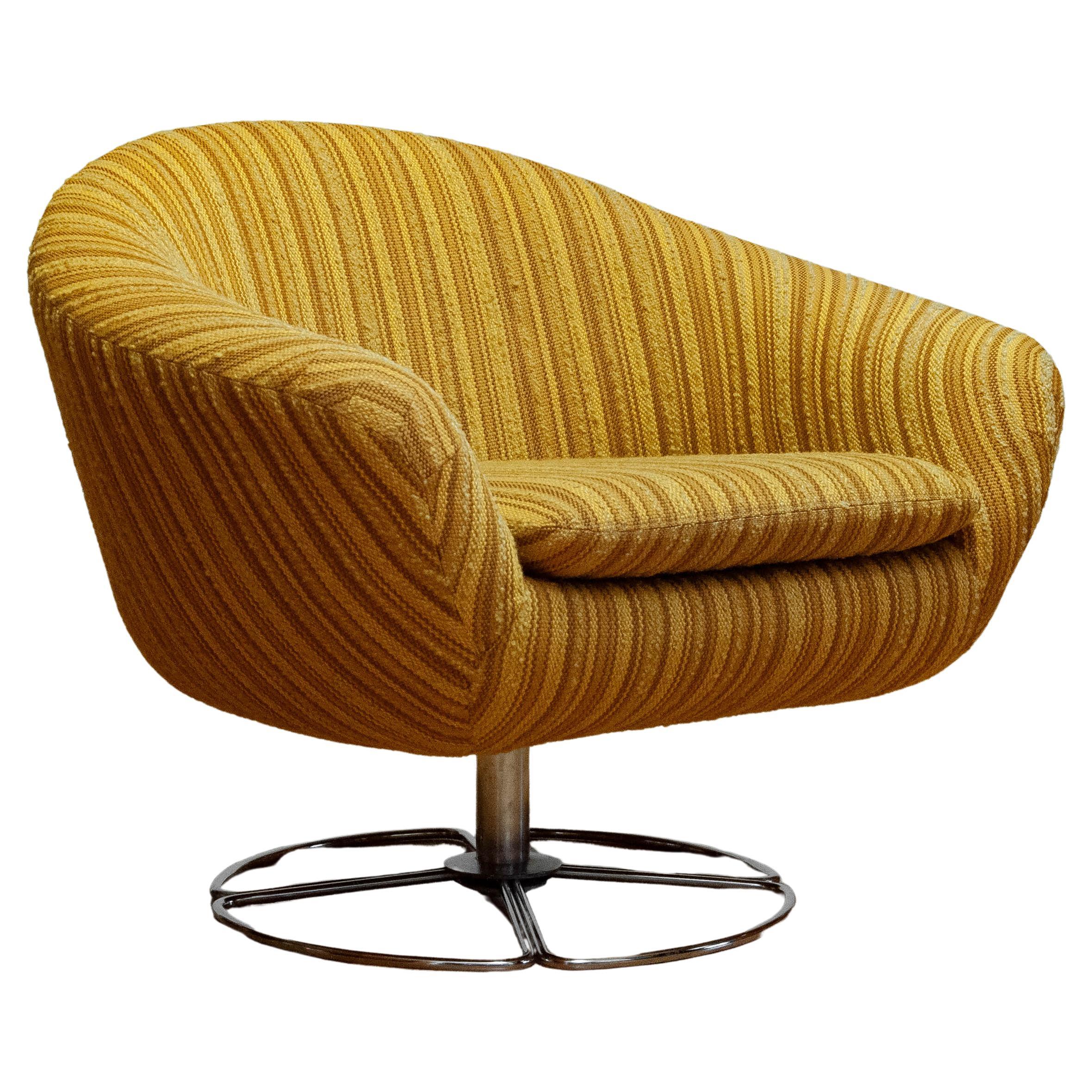 1960s Maize Yellow Bouclé Fabric Upholstered Swivel Chair By Dux of Sweden en vente
