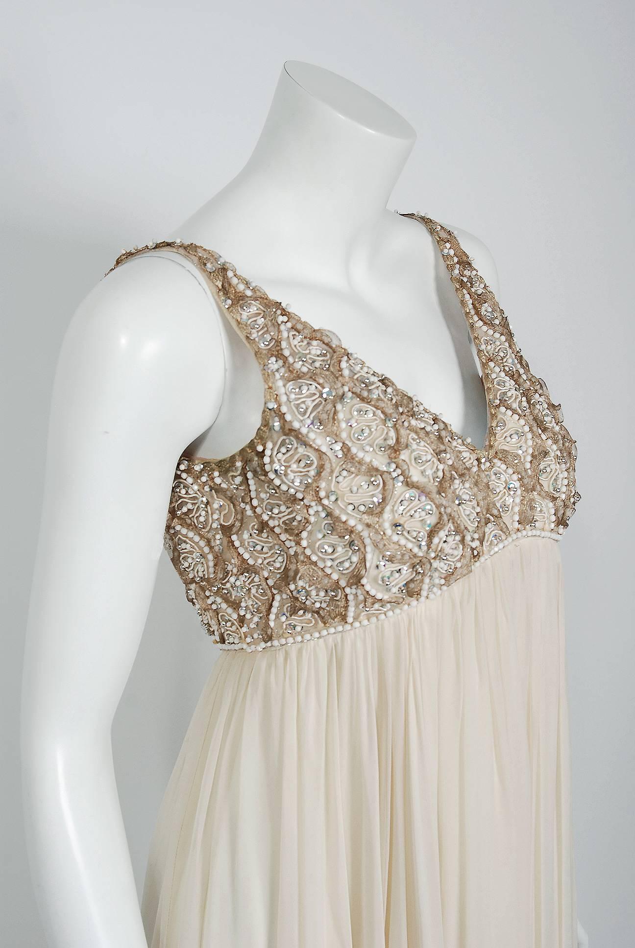 Vintage 1960er Malcolm Starr Empire-Brautkleid aus elfenbeinfarbener Seide und Chiffon mit Perlen (Grau) im Angebot