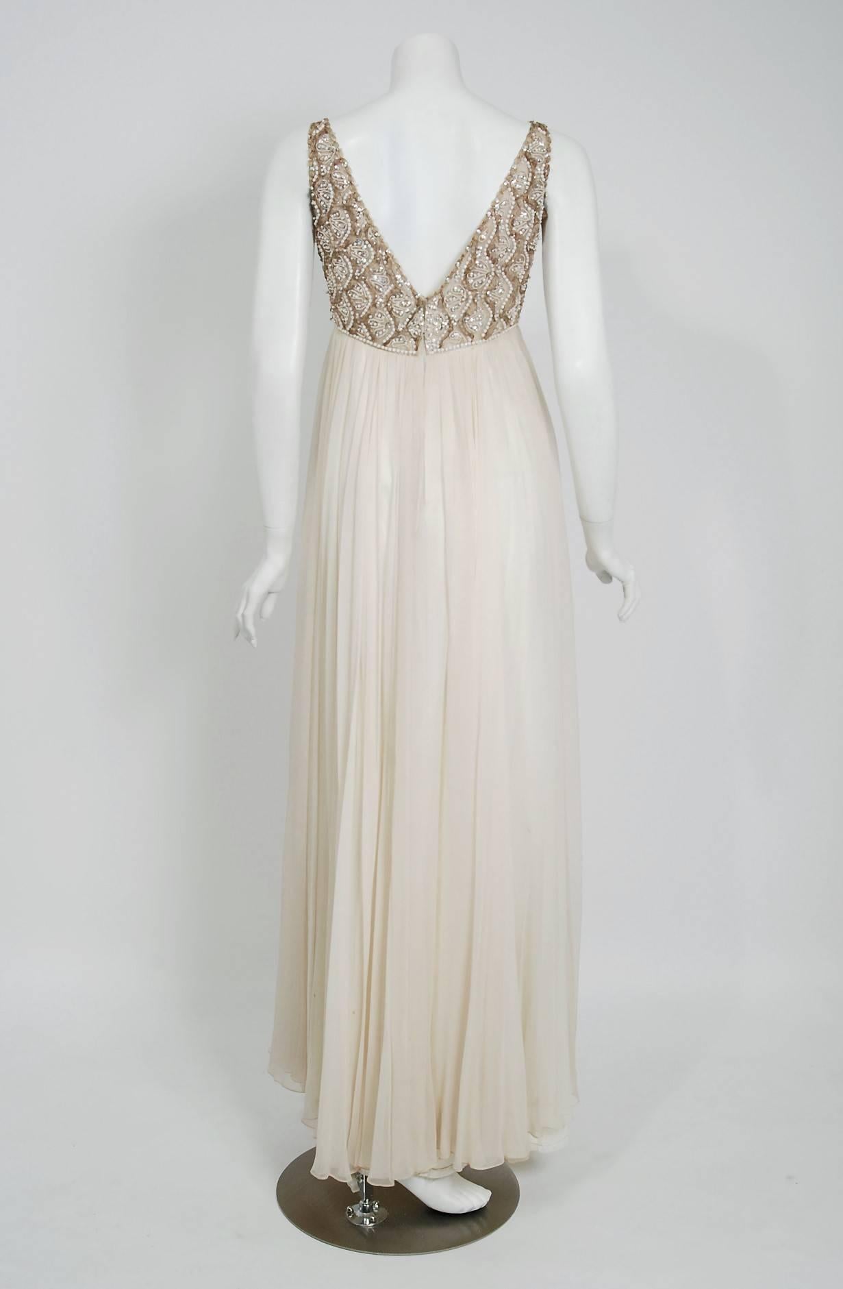 Vintage 1960er Malcolm Starr Empire-Brautkleid aus elfenbeinfarbener Seide und Chiffon mit Perlen Damen im Angebot
