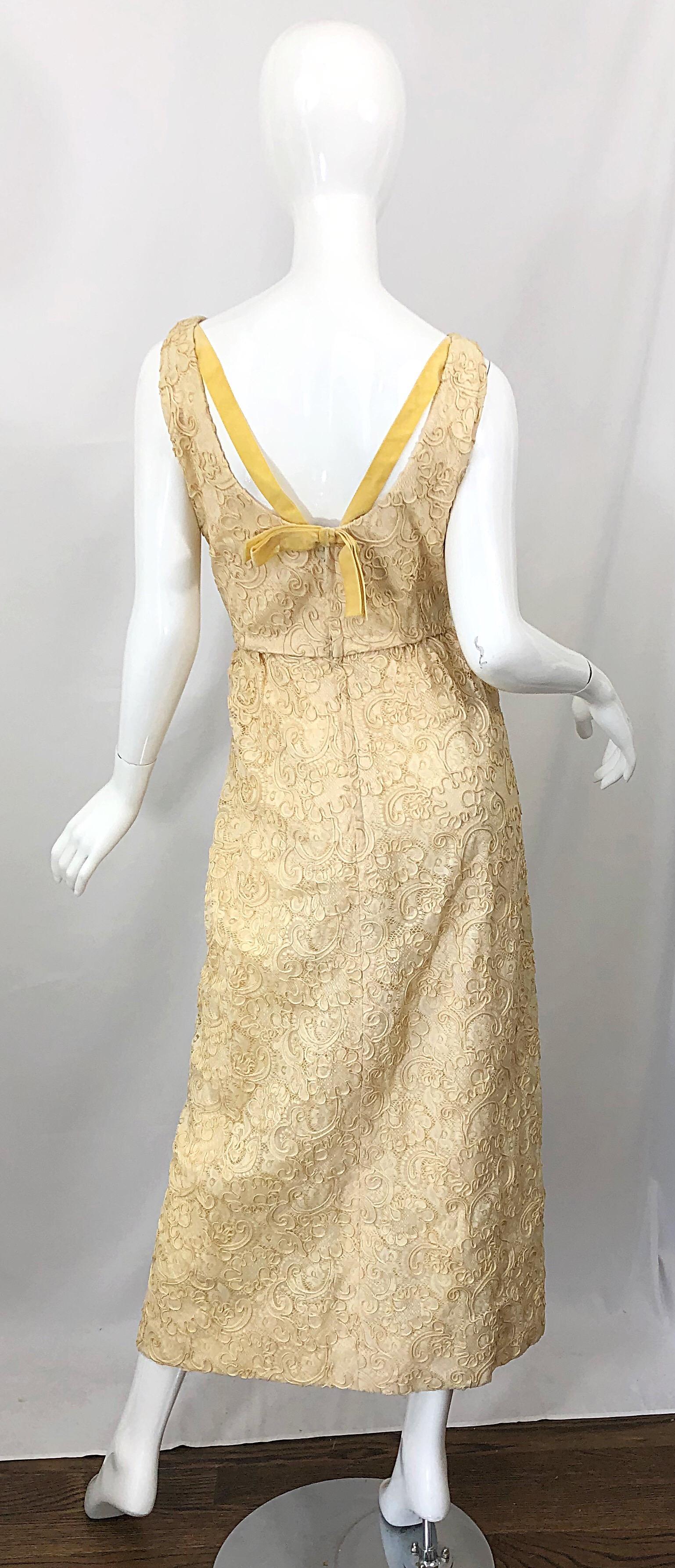Beige 1960 Malcolm Starr, abito in pizzo di seta giallo pallido ricamato Vintage anni '60 in vendita
