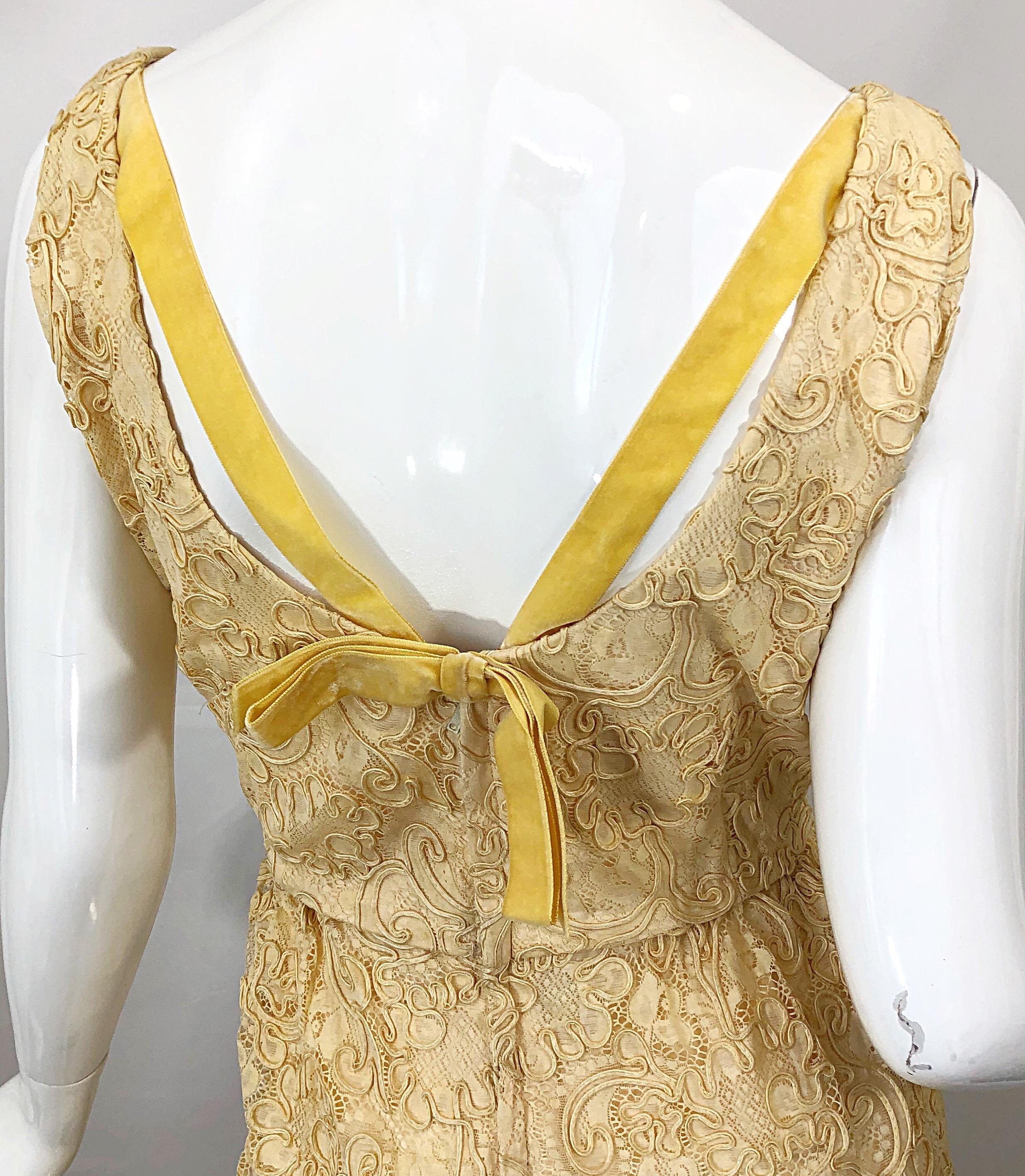 1960 Malcolm Starr, abito in pizzo di seta giallo pallido ricamato Vintage anni '60 In condizioni ottime in vendita a San Diego, CA