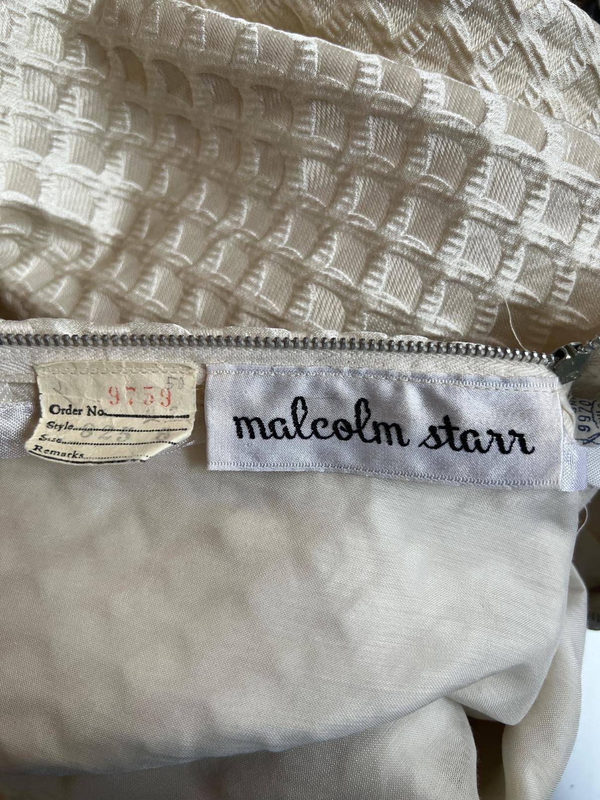 De las mujeres Vestido de novia Malcolm Starr de los años 60, de brocado blanco y línea imperio en venta