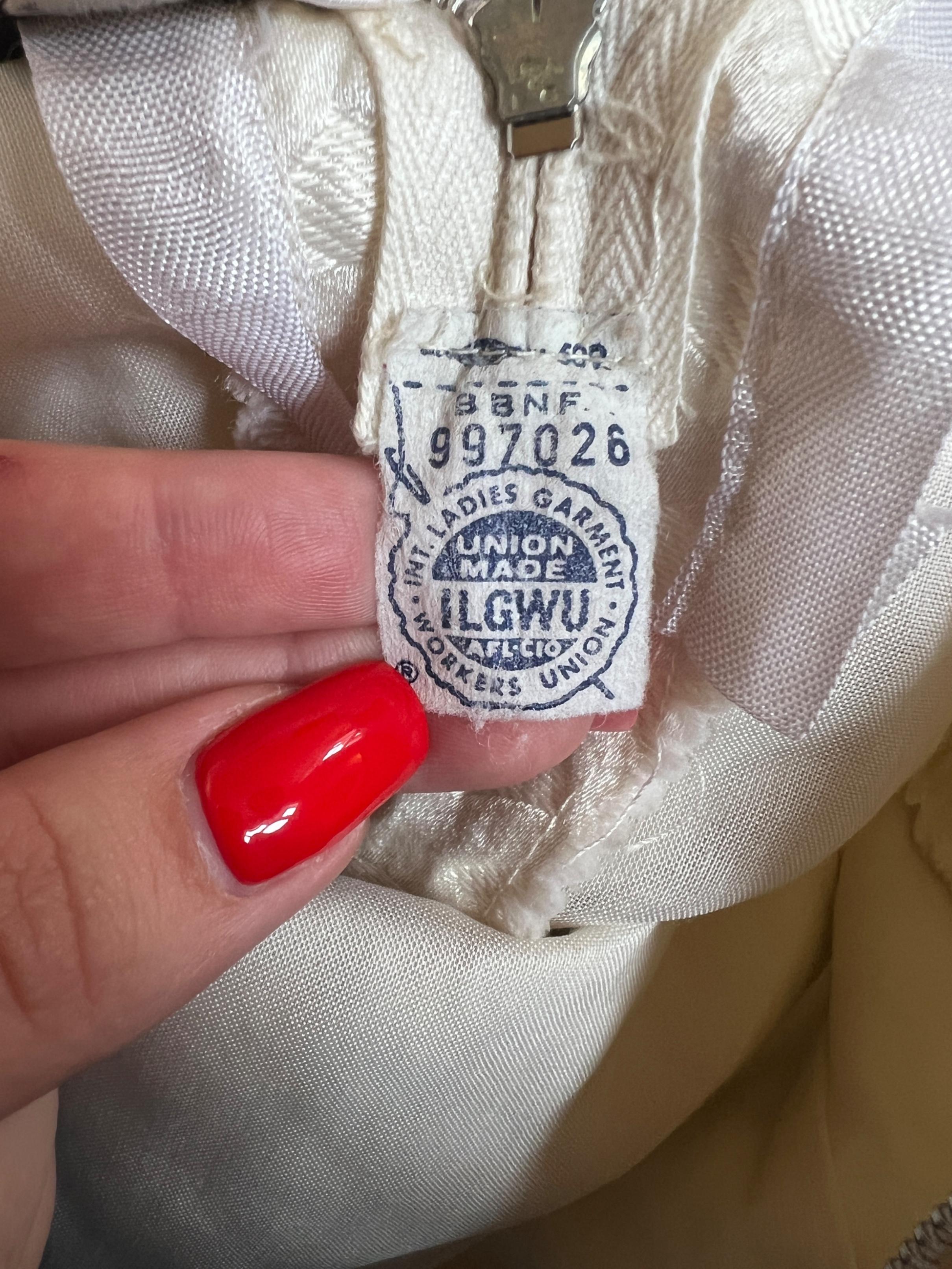 Vestido de novia Malcolm Starr de los años 60, de brocado blanco y línea imperio en venta 1