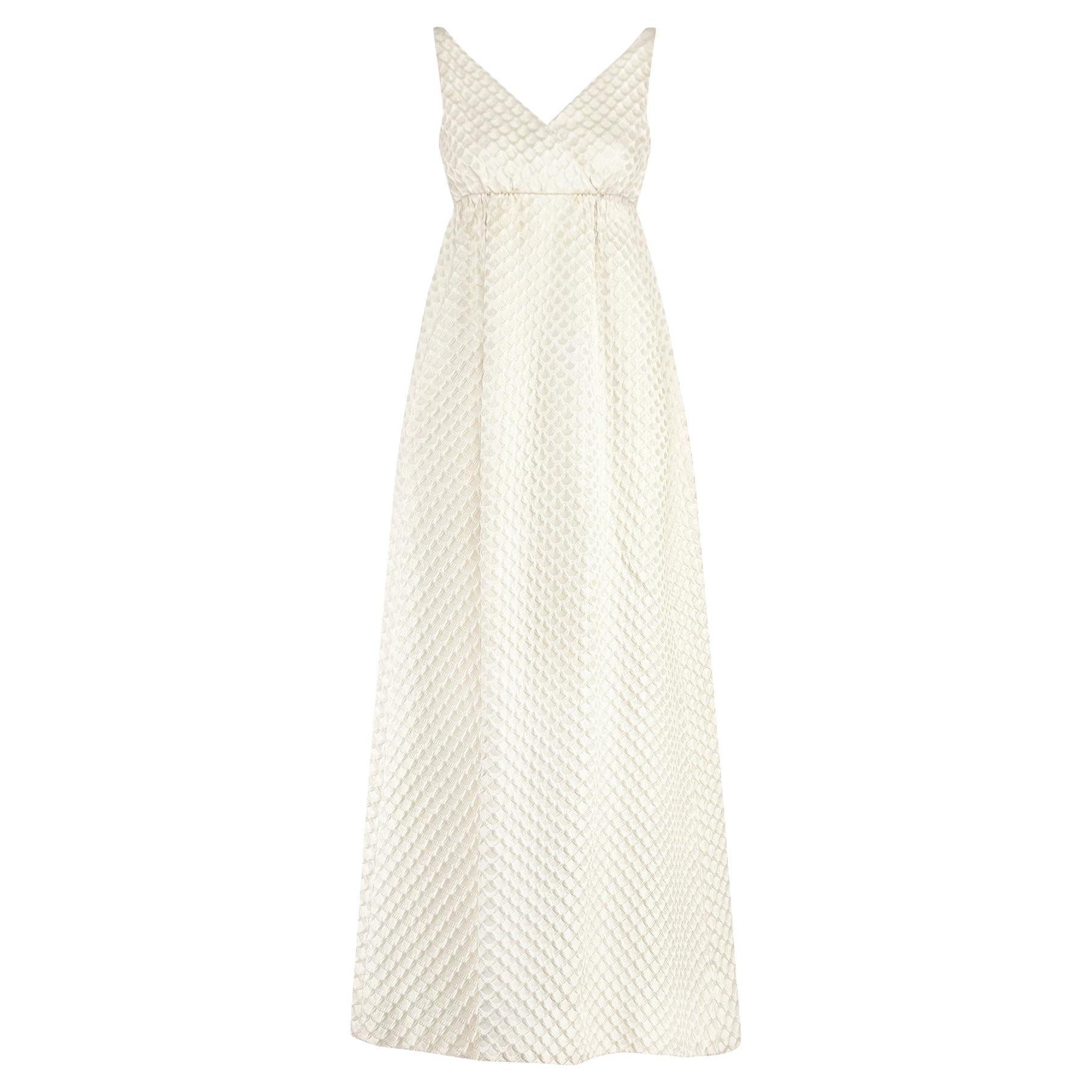 Vestido de novia Malcolm Starr de los años 60, de brocado blanco y línea imperio en venta
