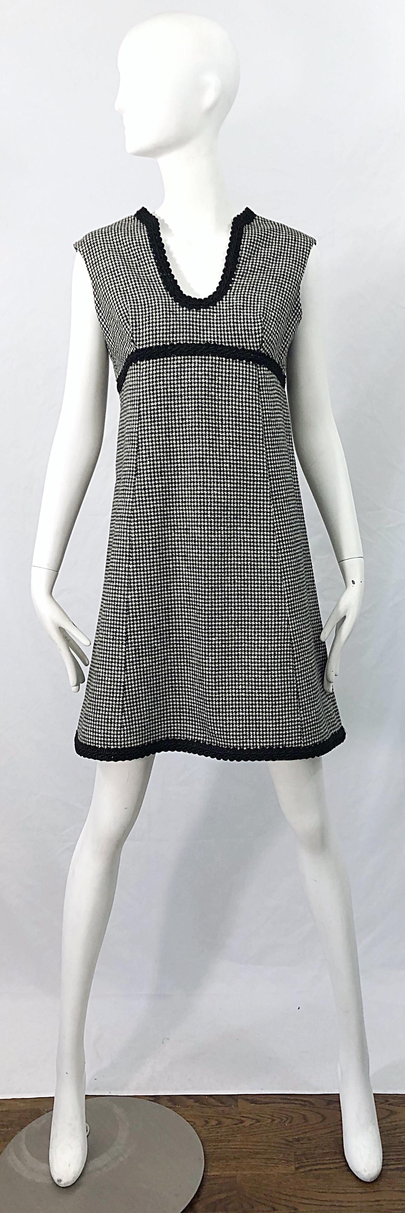 Chic MAMSELLE by BETTY CAROL black and white wool mini houndstooth print A-Line wool dress ! Features a pretty scooped v-neck with black embroidery. Empire style waist with embroidery under the bust and at the hem. Full metal zipper up the back with