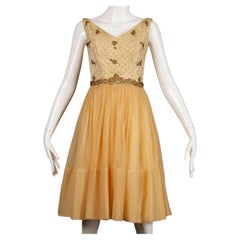 Abito da cocktail anni '60 "Mam'selle" in broccato con perline dorate e chiffon di seta