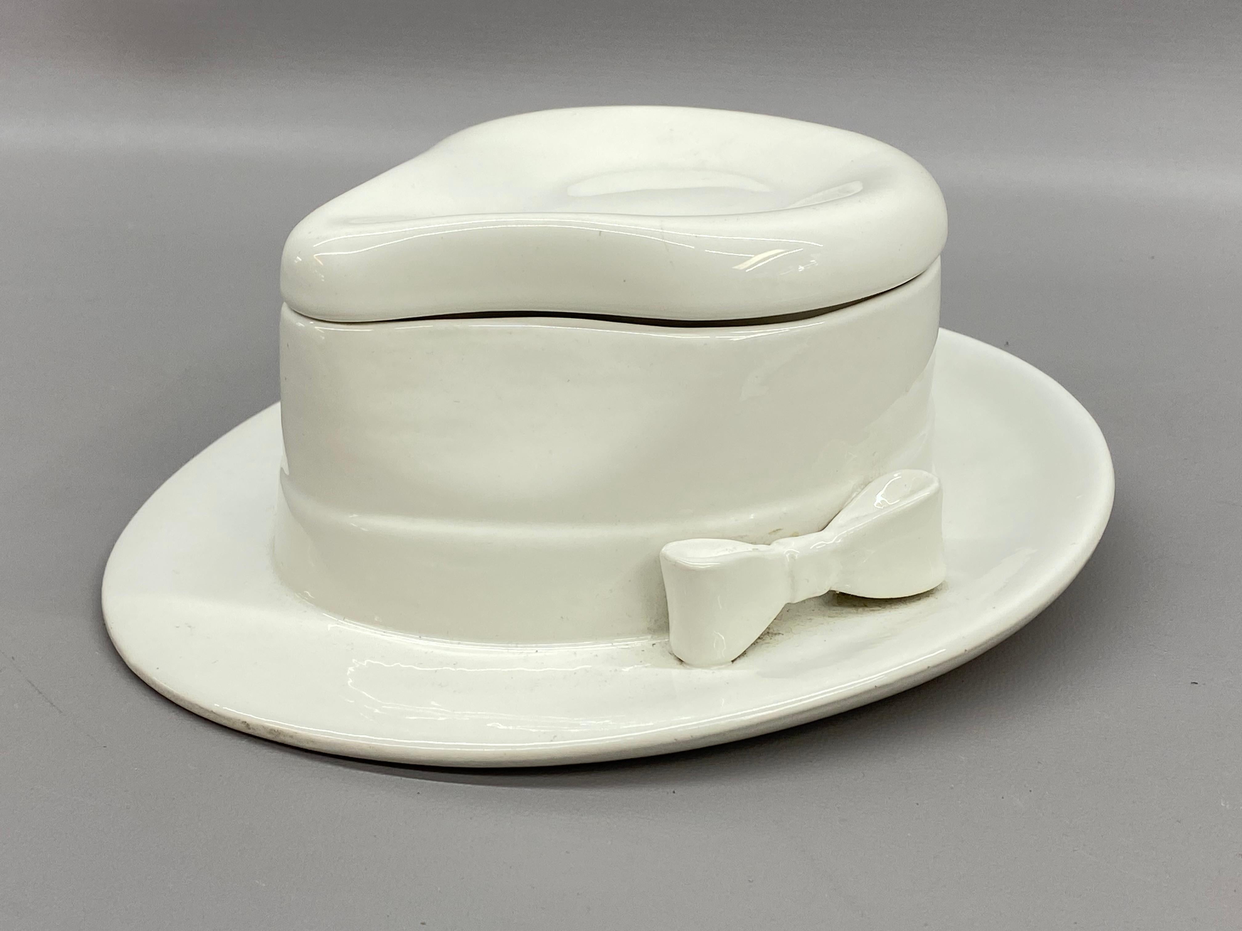 Forma e funzione con tanto divertimento. Nascondete i vostri ricordi e i vostri oggetti di valore, usatelo come oggetto di servizio o semplicemente come oggetto. La forma del cappello in ceramica, per me, si adatta più allo stile Borsalino che al