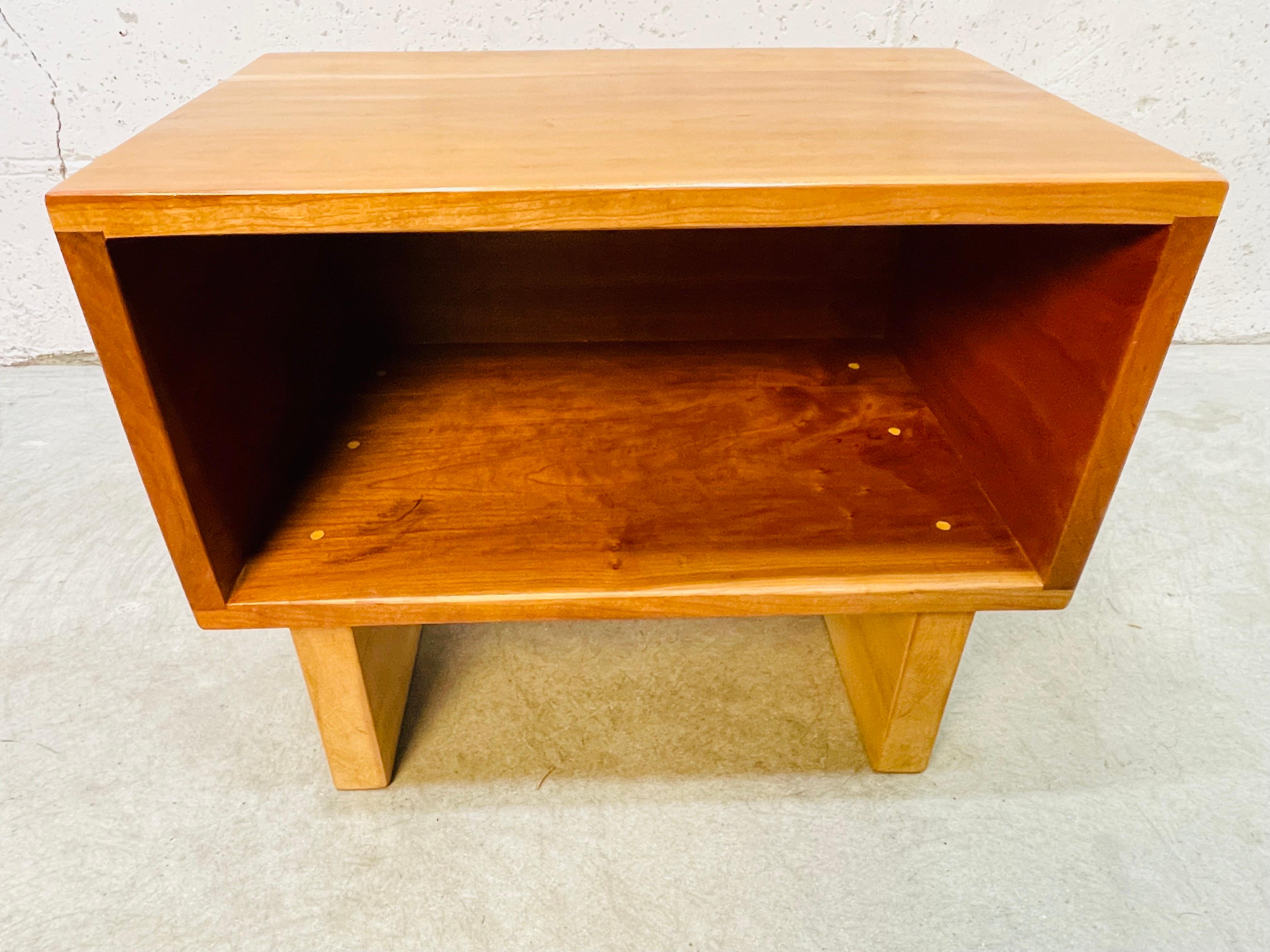 1960s Maple Wood Open Nightstand In Good Condition For Sale In Amherst, NH