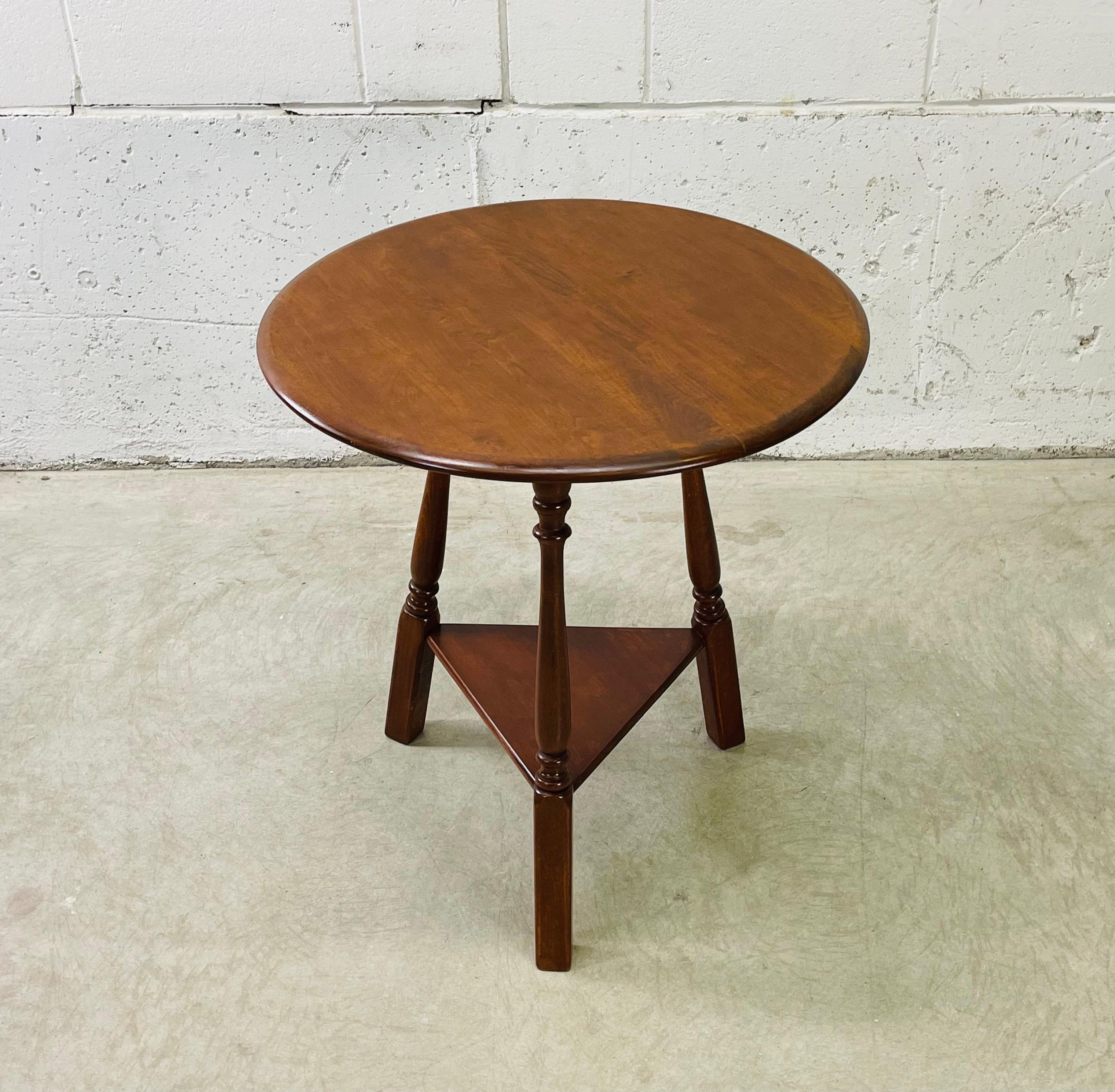 1960s Maple Wood Round Top Side Table In Good Condition For Sale In Amherst, NH