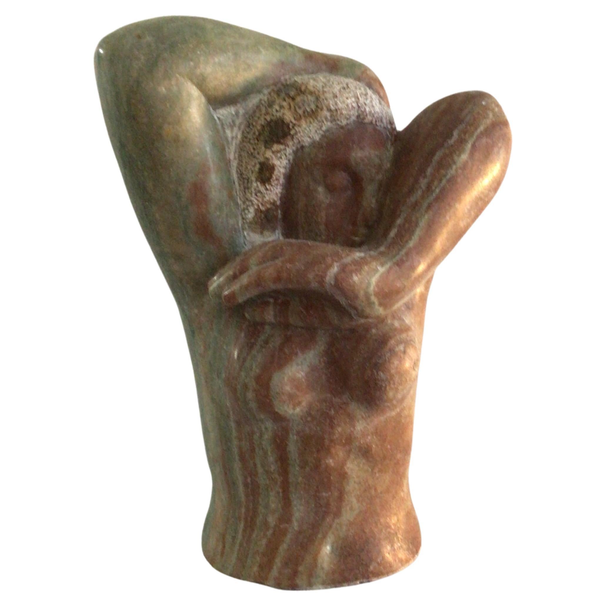 Sculpture en marbre des années 1960 représentant une femme aux mains surdimensionnées