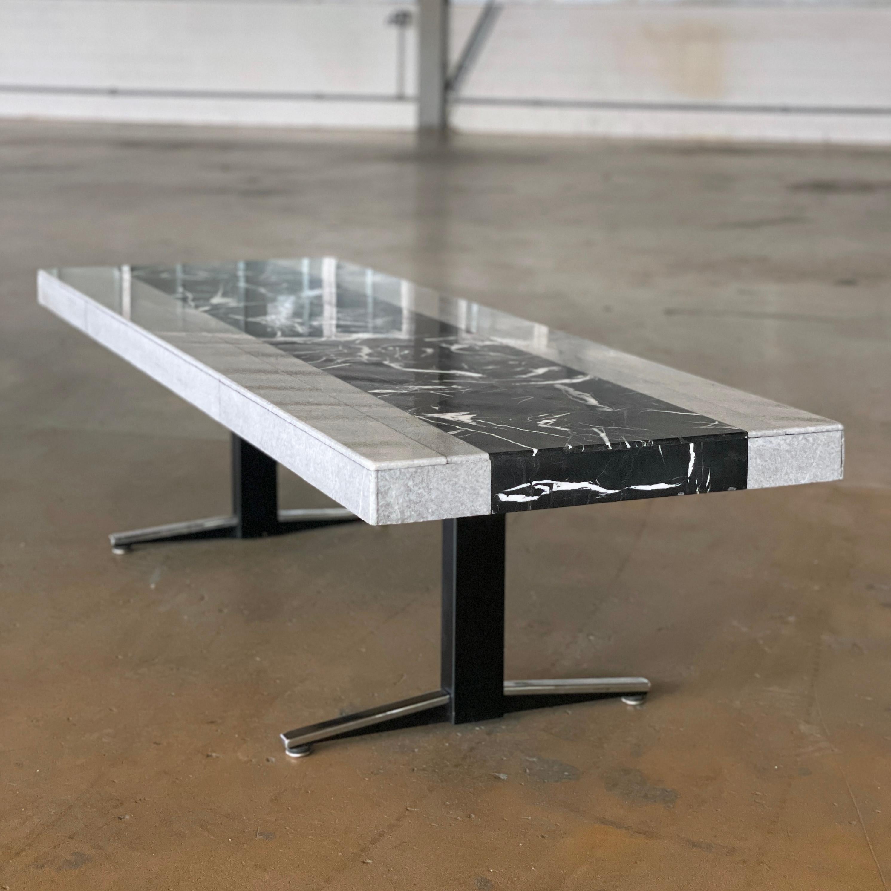 Métal Table de salon en marbre et pierre des années 1960 en vente