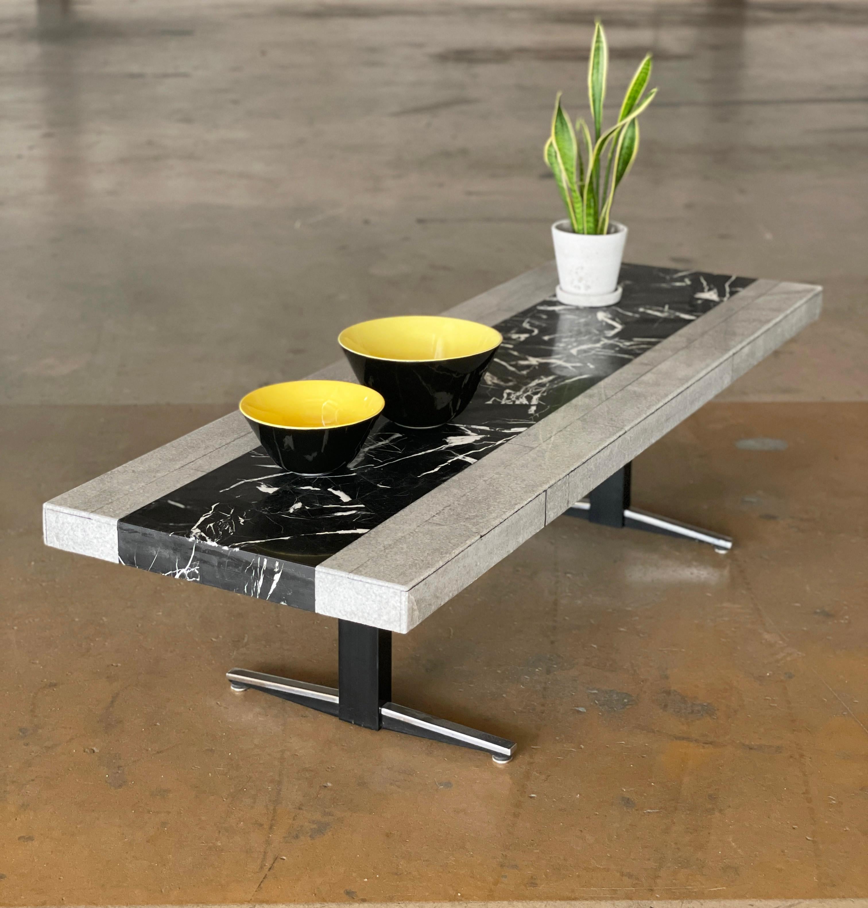 Suisse Table de salon en marbre et pierre des années 1960 en vente