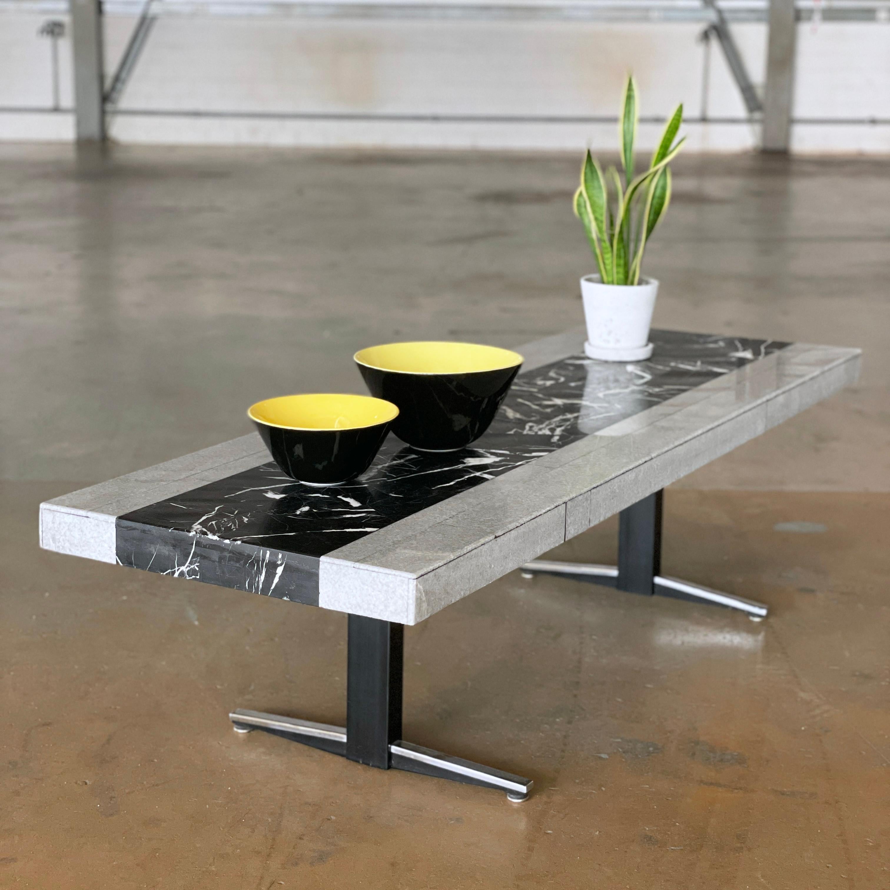 Milieu du XXe siècle Table de salon en marbre et pierre des années 1960 en vente