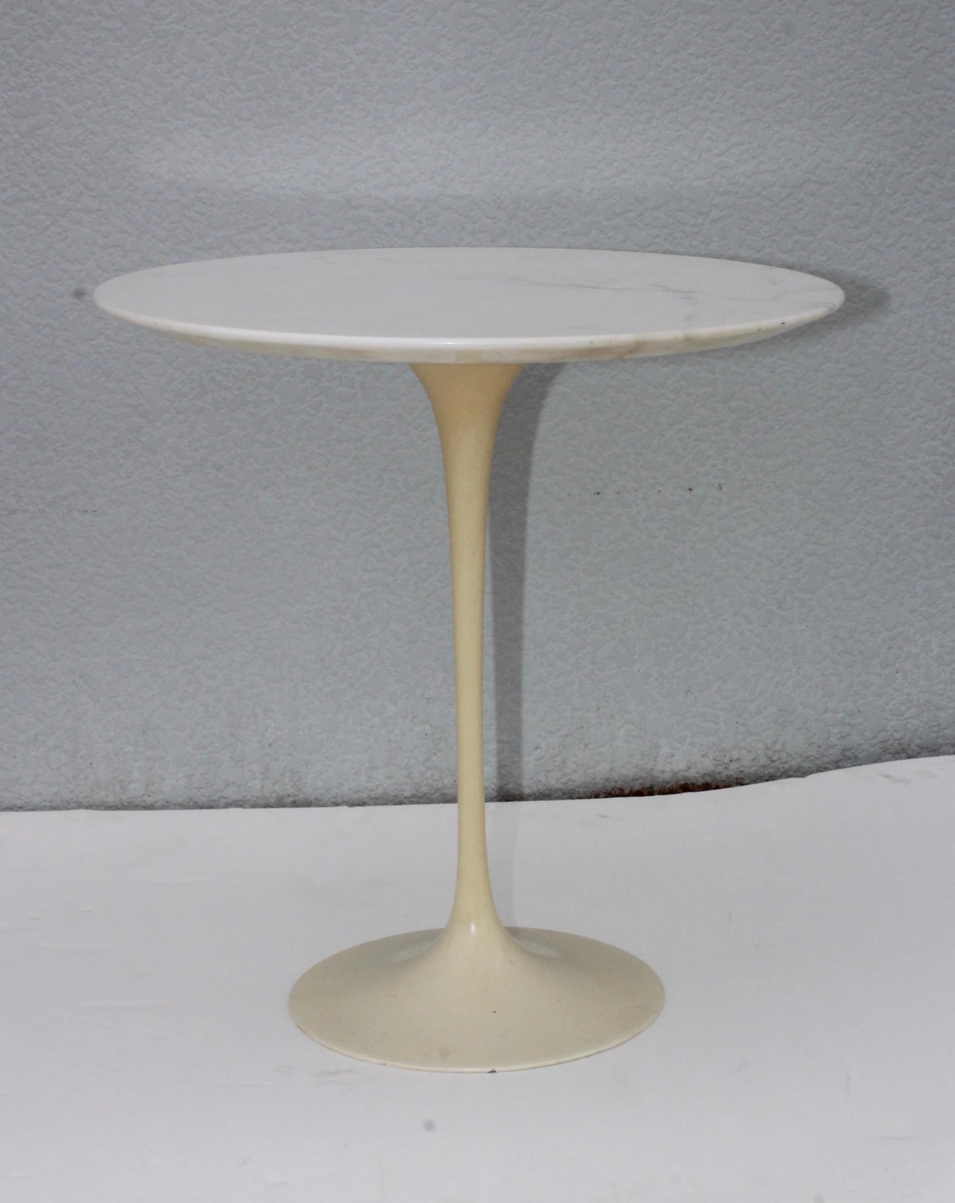 1960s Italian Carrara marble top with tulip base end table designed by Eero Saarinen for Knoll.