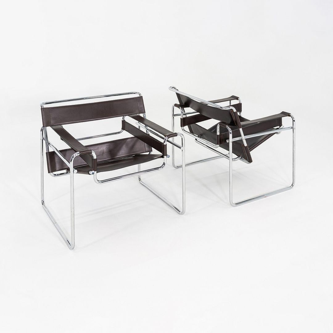 Il s'agit d'une chaise longue Wassily B3, conçue à l'origine par Marcel Breuer en 1925. Cet exemple a été produit en Italie dans les années 1960 par Gavina, qui a ensuite été rachetée par Knoll. La chaise présente l'emblématique structure tubulaire