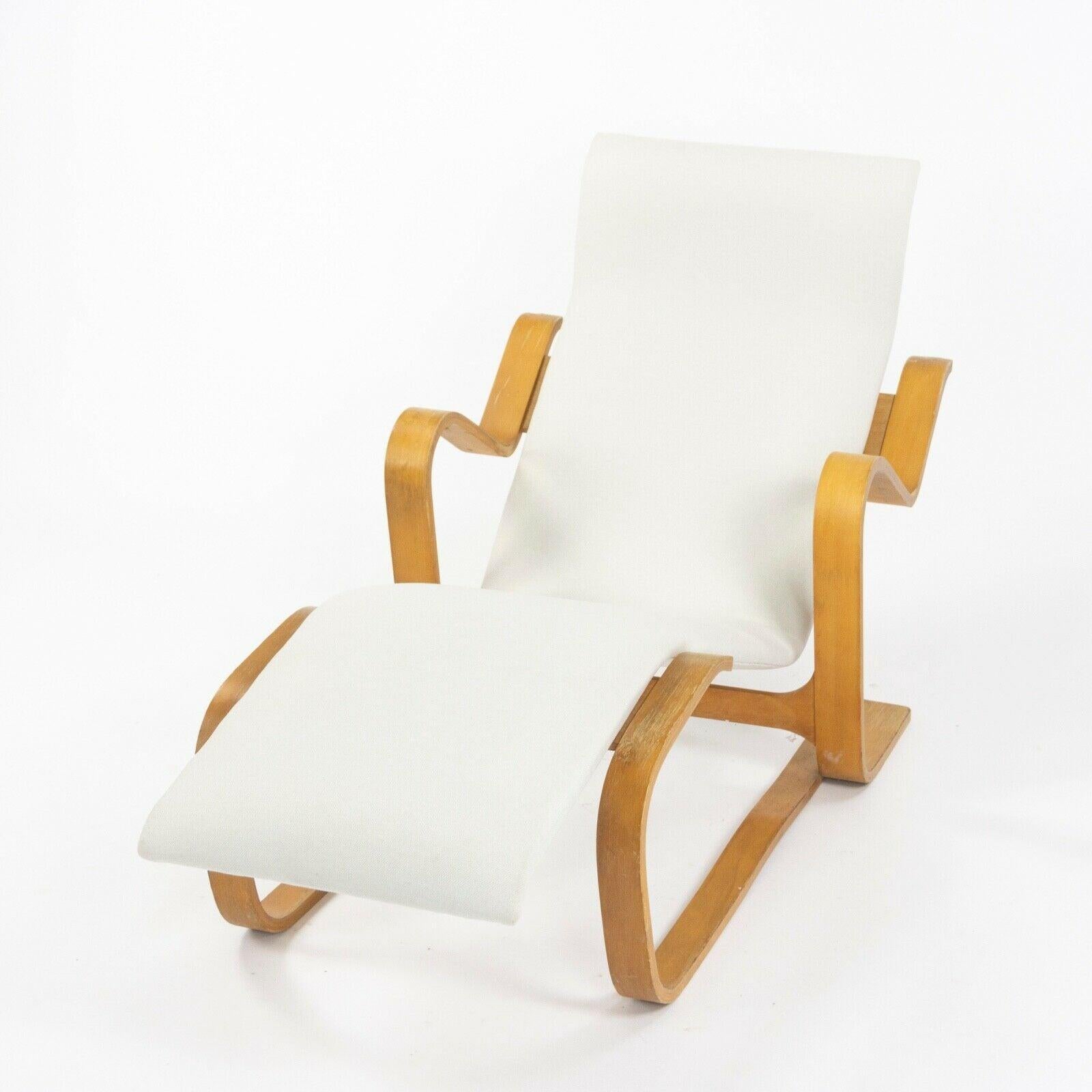 1960s Marcel Breuer for Knoll Isokon Chaise Lounge Chair New White Upholstery In Good Condition For Sale In Philadelphia, PA
