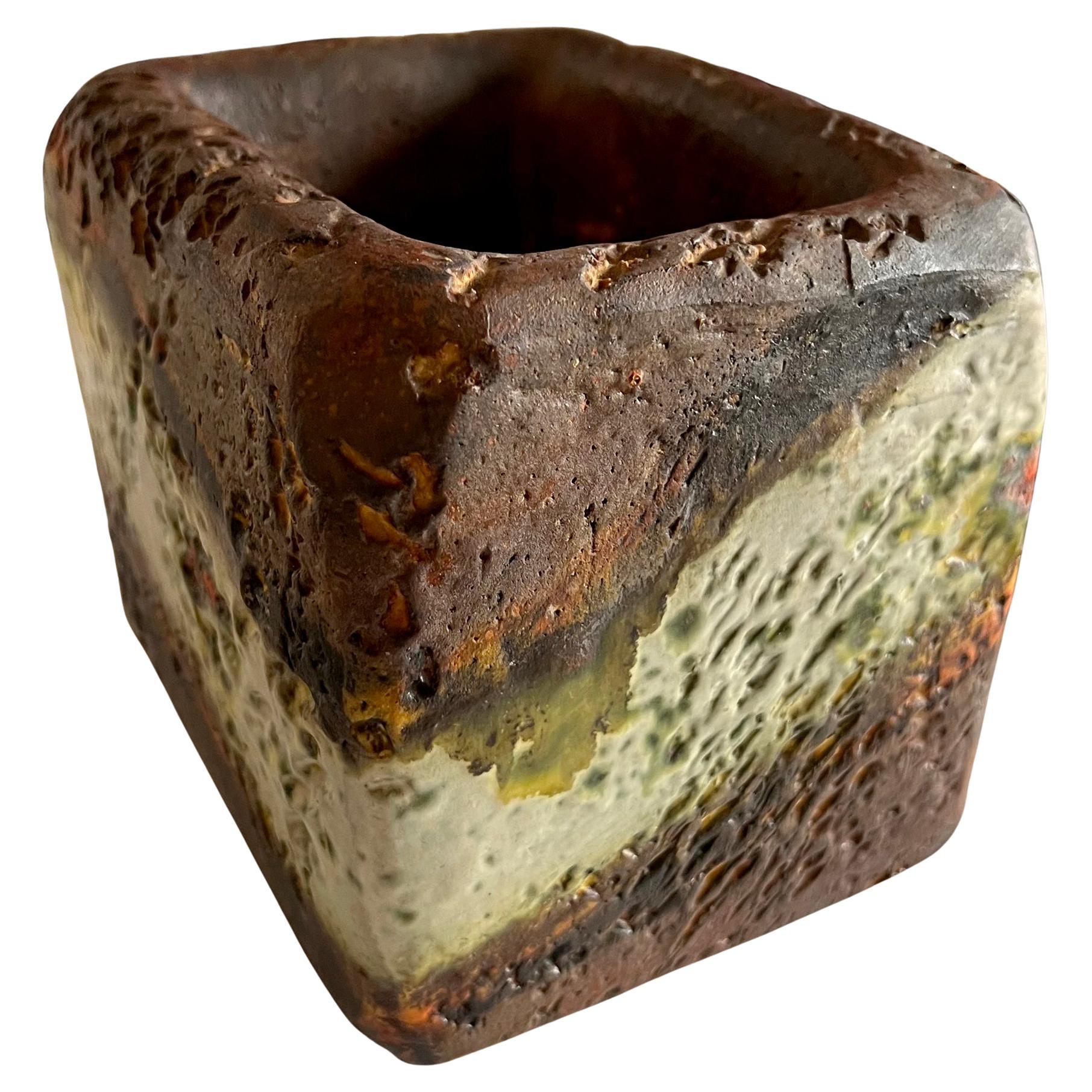 Vase moderniste italien en céramique à parois épaisses créé par Marcello Fantoni de Florence, Italie.  Le vase mesure 6
