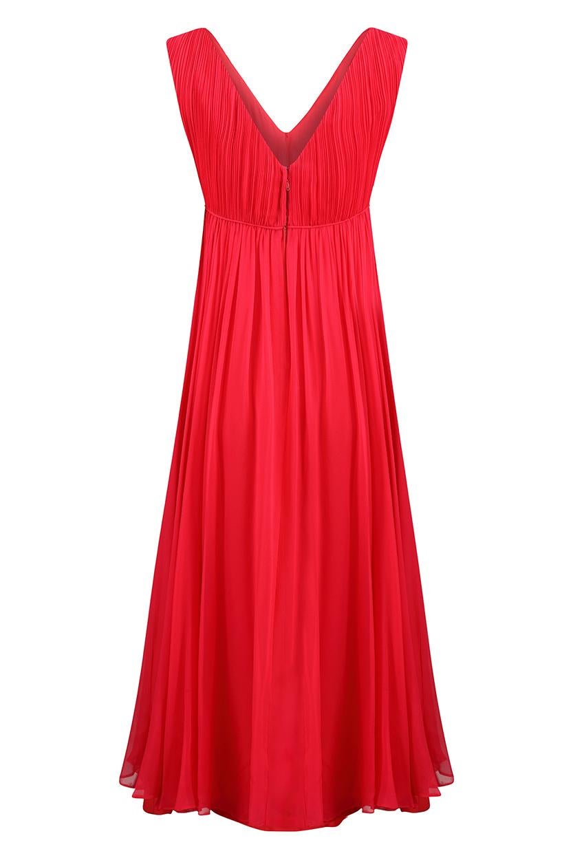 Dieses lebhafte rote Seidenchiffon-Kleid mit Empire-Linie aus den 1960er Jahren stammt von der amerikanischen Designerin Levino Verna und ist in einem wunderschönen Vintage-Zustand mit einem lebendigen, zeitgenössischen Look. Dieses Stück ist