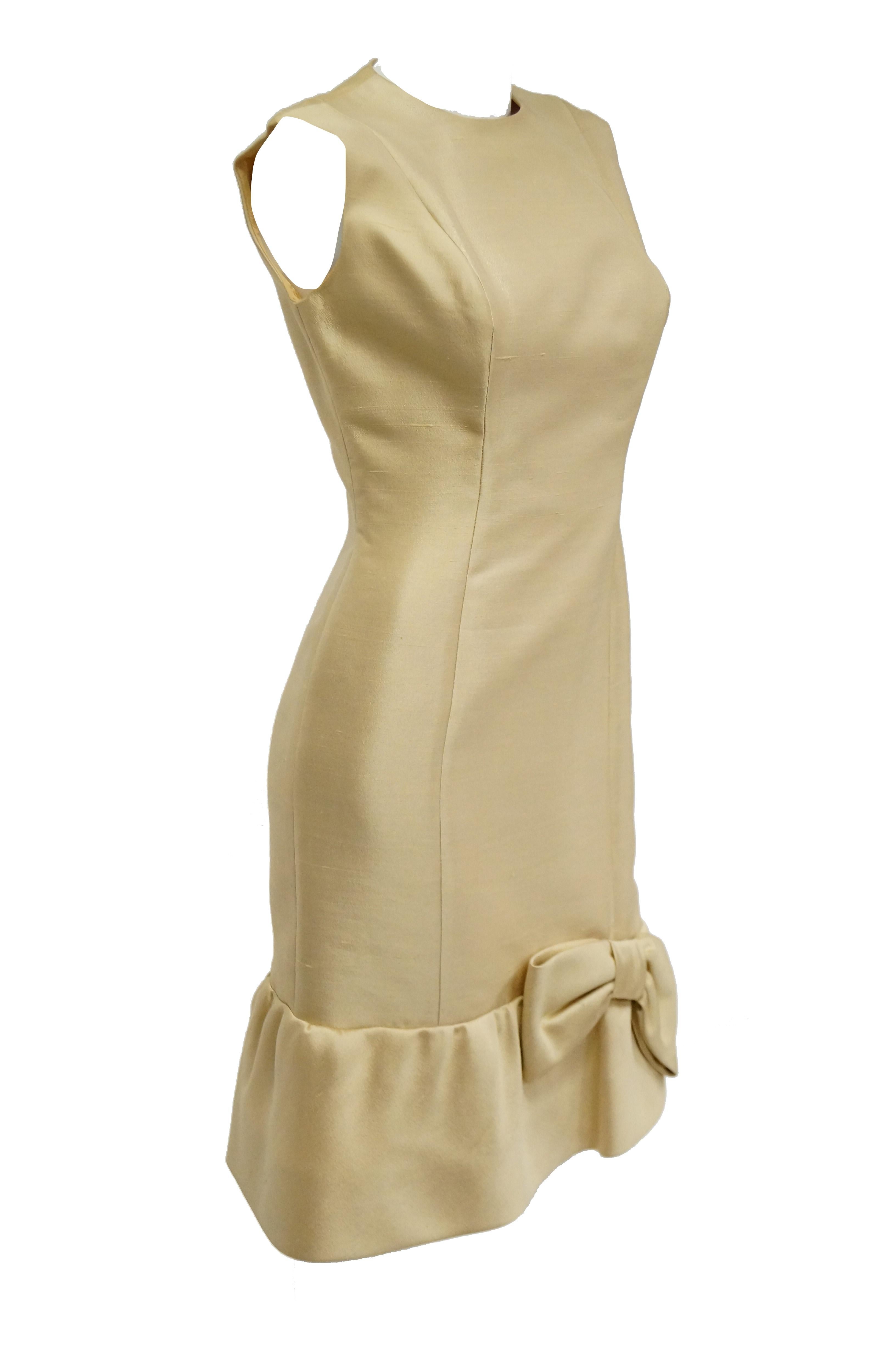 1960s Mardi Gras Champagne Gold Cocktail Sheath Dress with Bow Detail In Excellent Condition For Sale In Houston, TX