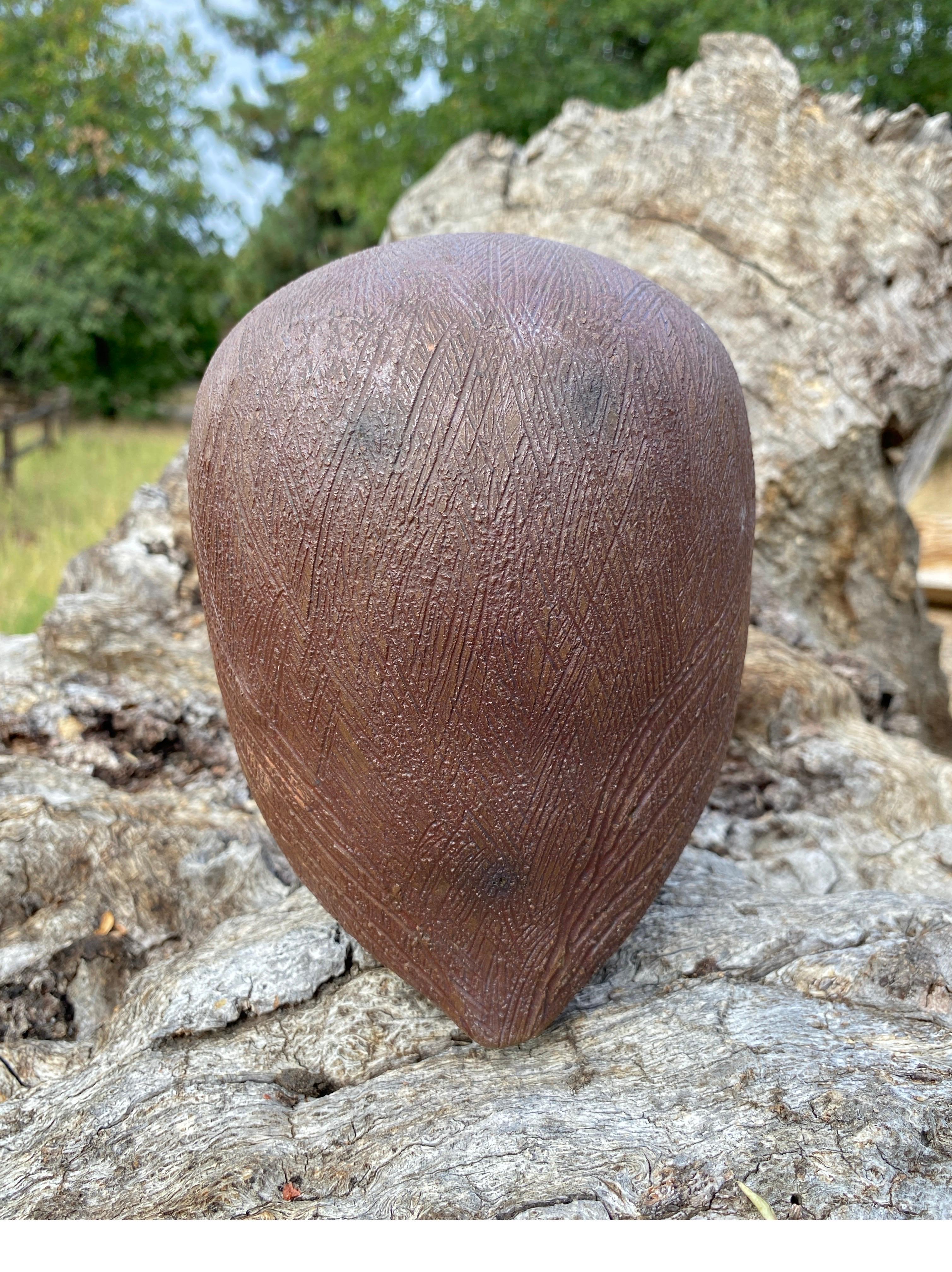 Escultura búho de cerámica esgrafiada Marg Loring Grabado en venta