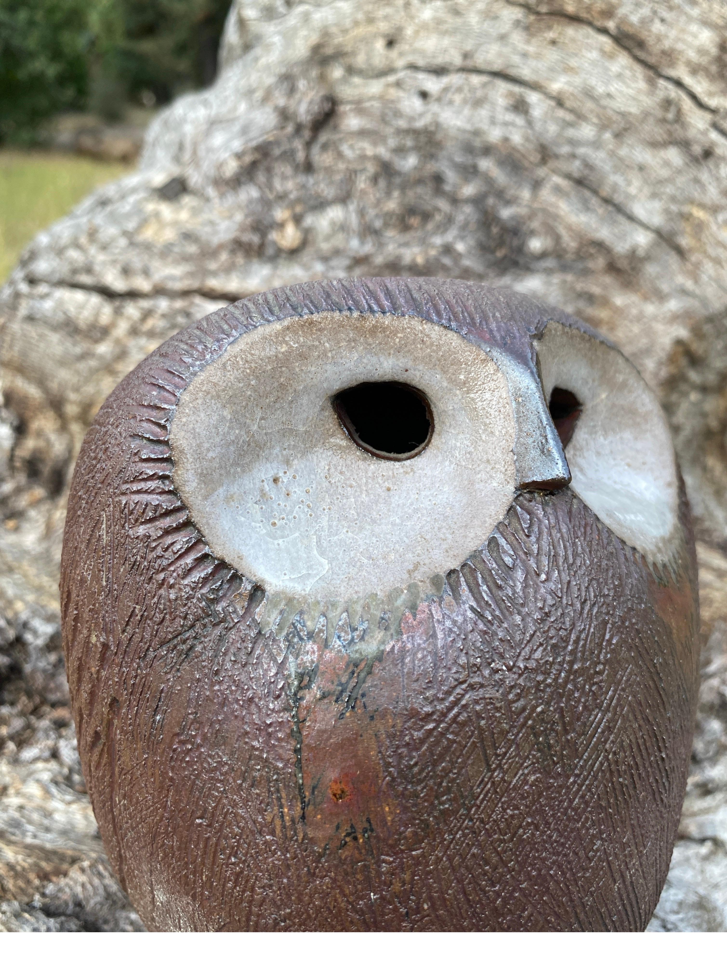 Escultura búho de cerámica esgrafiada Marg Loring Cerámico en venta