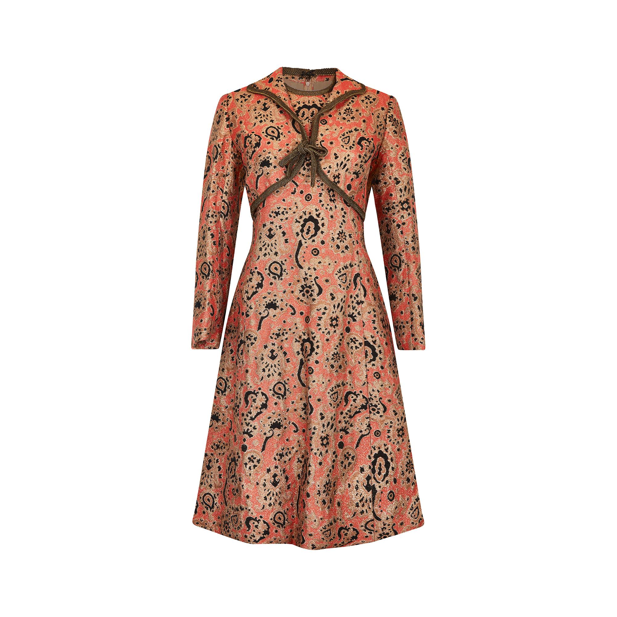 Fabuleux ensemble robe et veste des années 1960 réalisé sur mesure par Maria Moutet.  La lame est tissée dans une magnifique couleur pêche-orange profonde avec des fils métalliques dorés, beiges et noirs formant le motif cachemire frappant, un motif