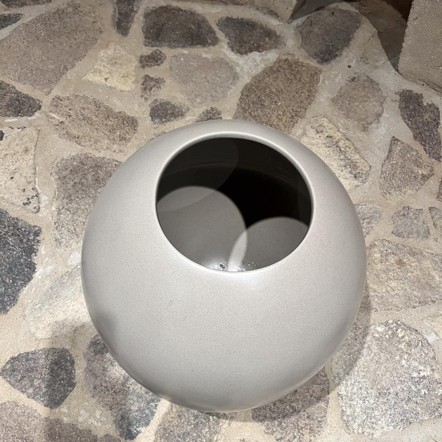 Jardinière moderne émaillée des années 1960 de Marilyn Kay Kaye Architectural Pottery.
Design californien. 
17,5 de diamètre x 18,5 de hauteur
État d'origine vintage non restauré.
Examinez toutes les images fournies.
 