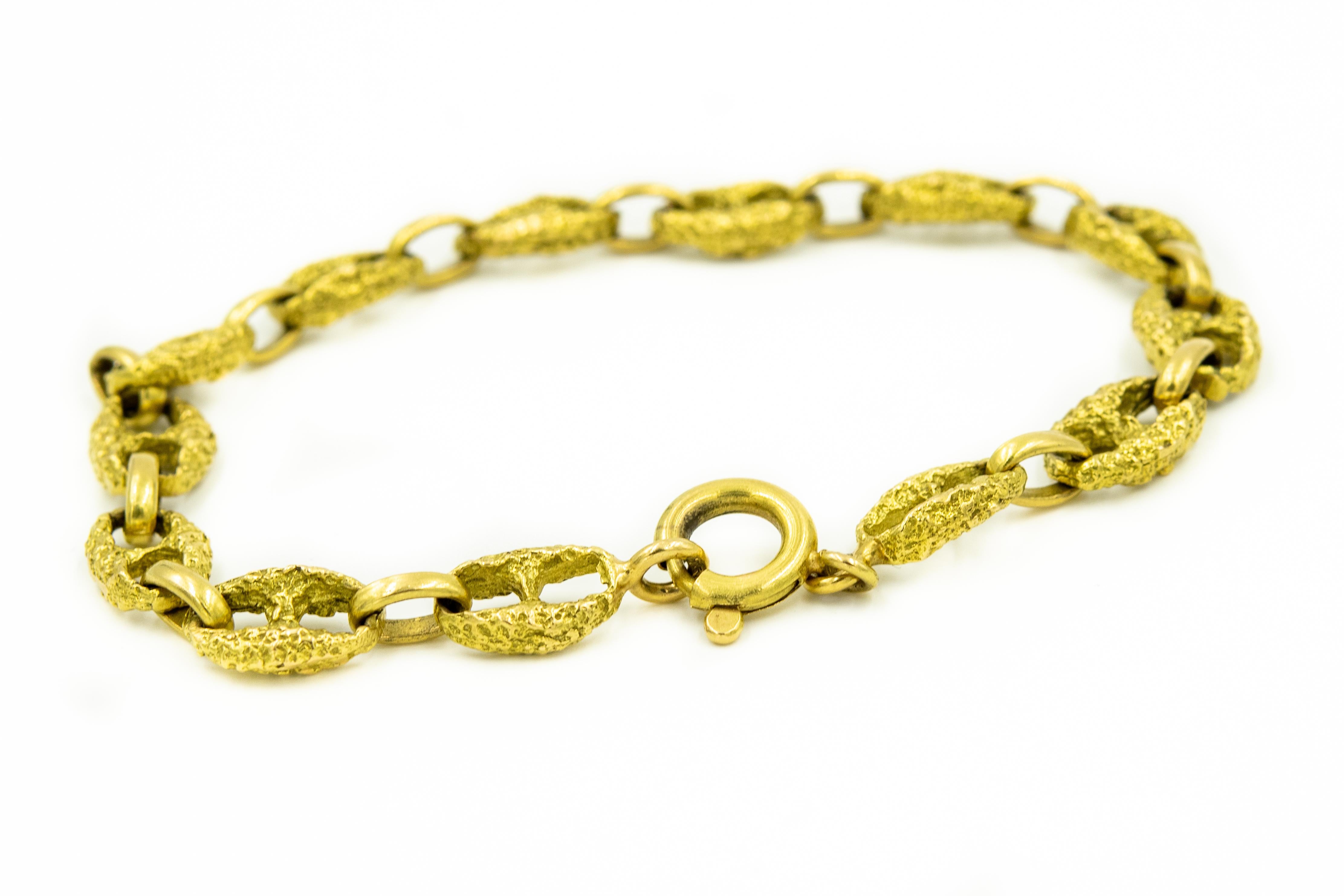 Italian 1960s Gucci style 18k yellow gold mariner anchor link bracelet featuring a bark finish on the anchor links and a shiny finish on the connecting links.  The width not including the clasp is .30