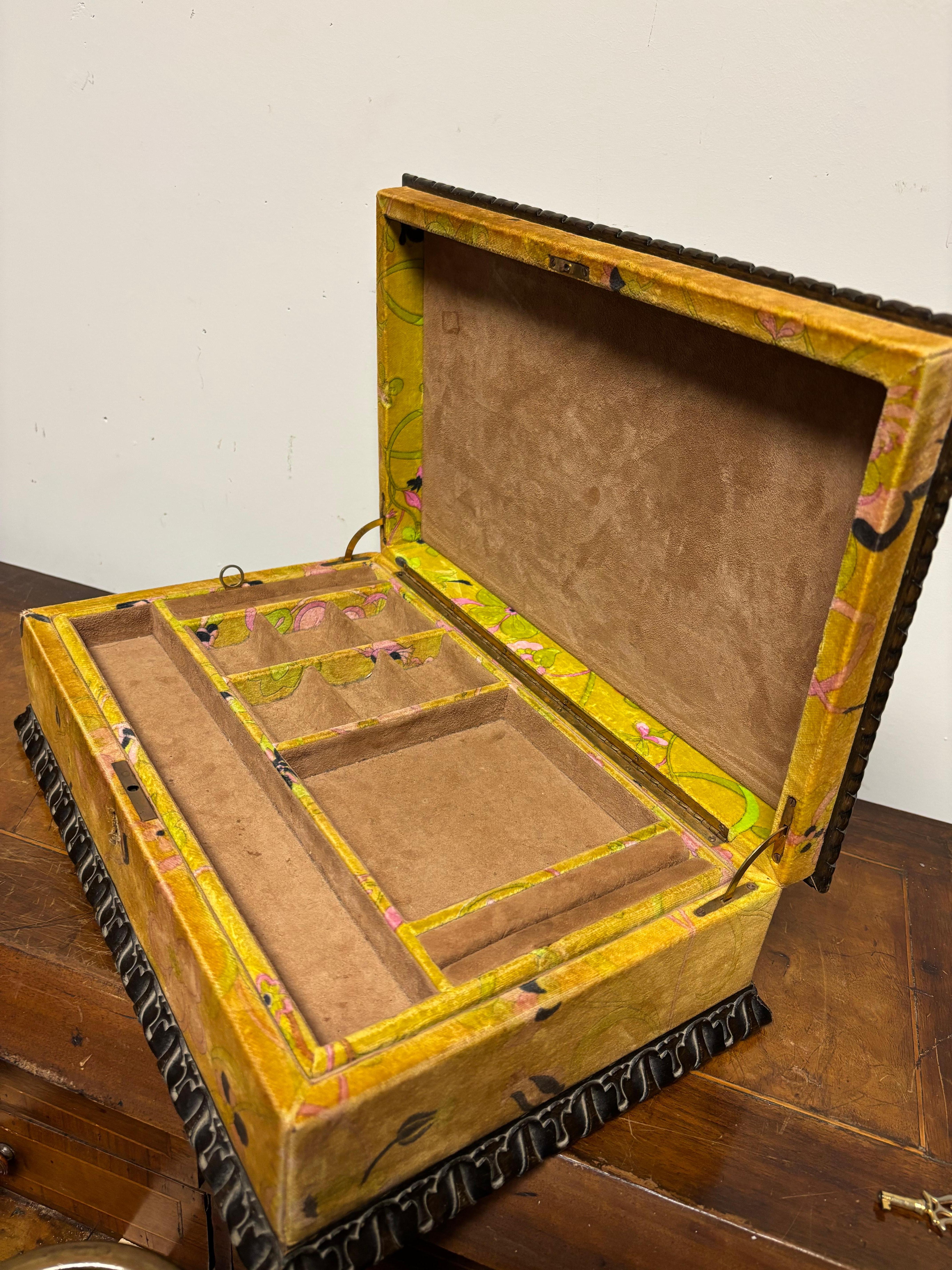 Joyero de terciopelo Mark Cross de los años 60 con diseños psicodélicos en venta 4