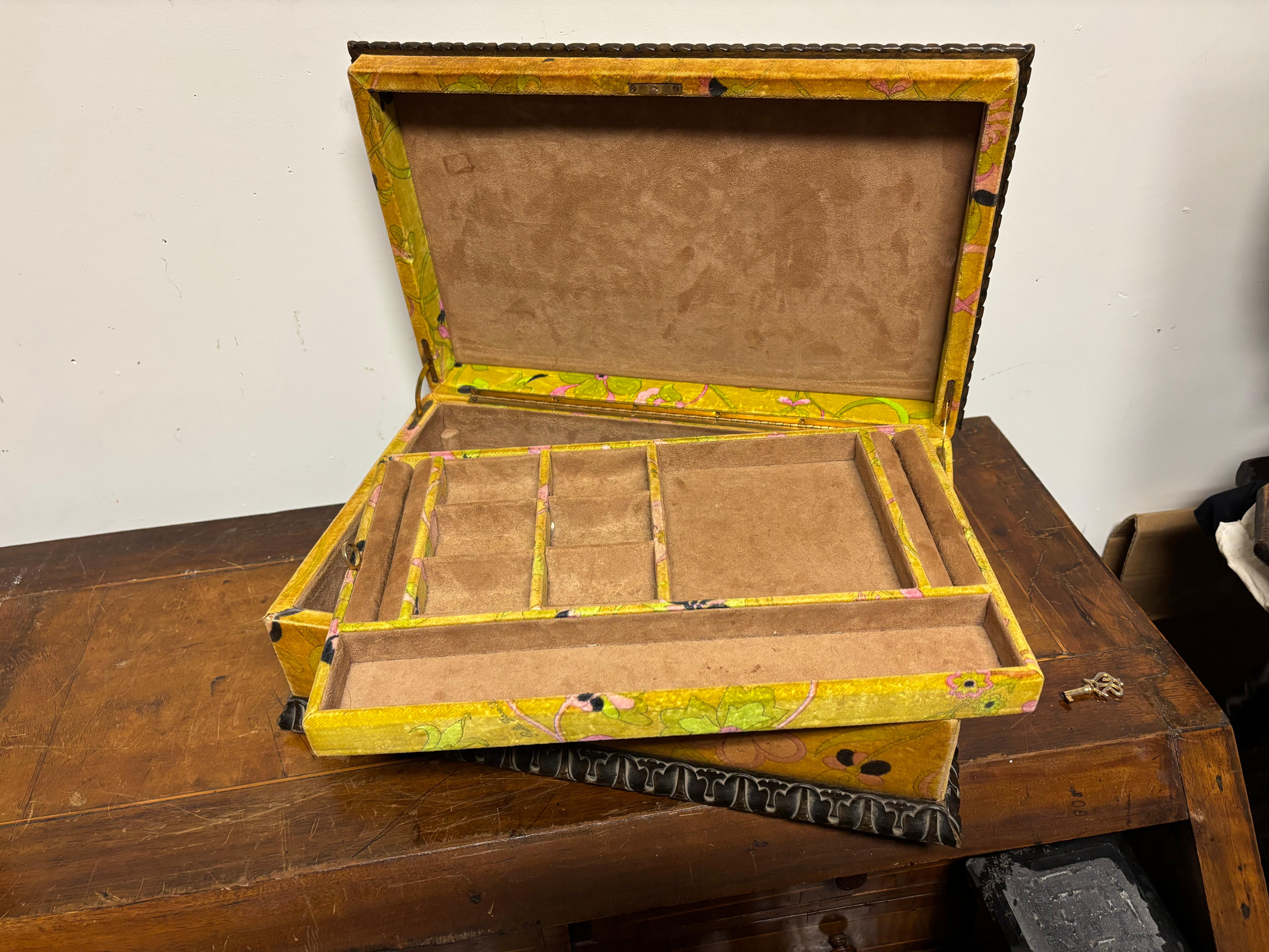 Joyero de terciopelo Mark Cross de los años 60 con diseños psicodélicos en venta 5