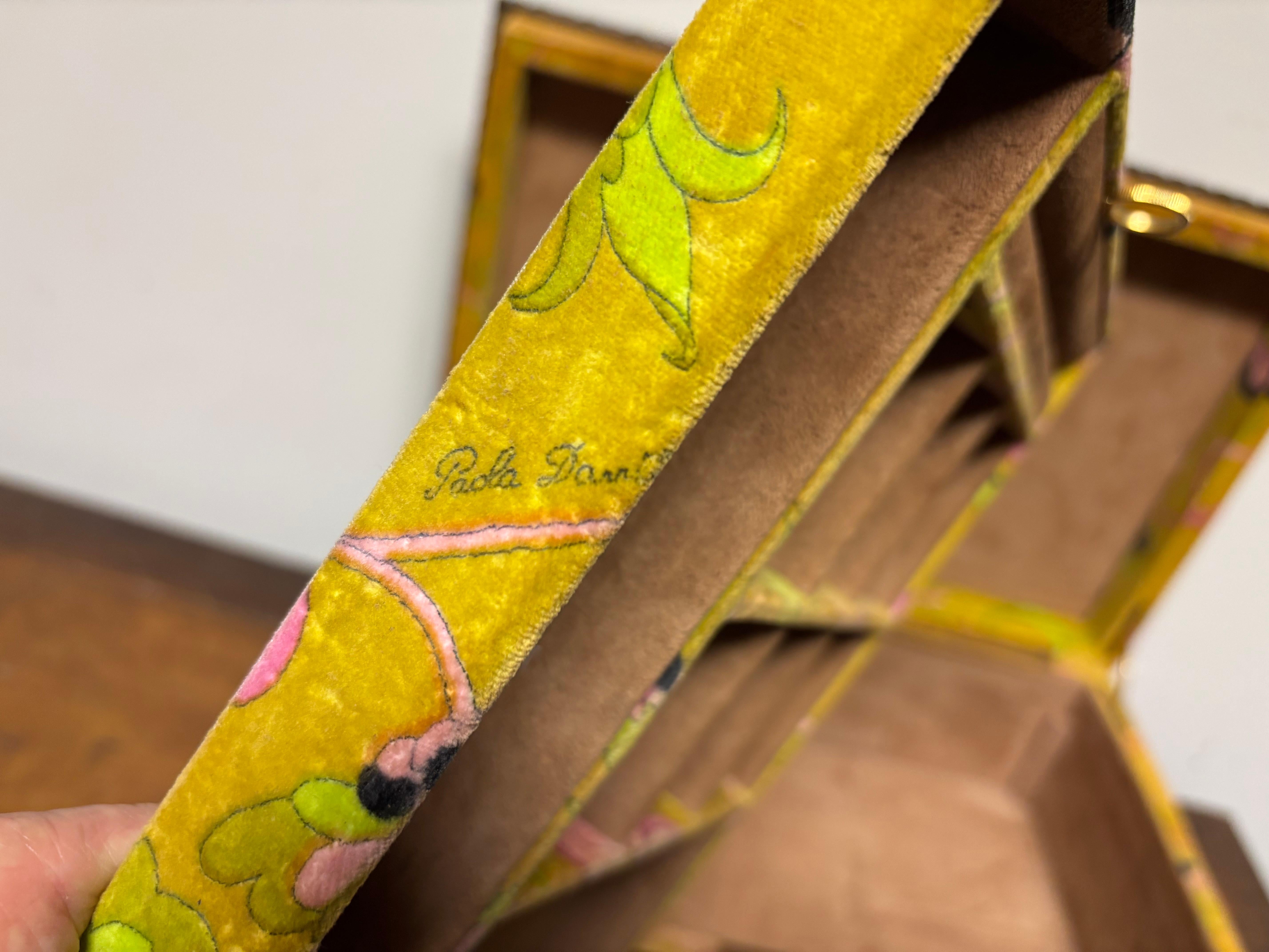 Joyero de terciopelo Mark Cross de los años 60 con diseños psicodélicos en venta 7
