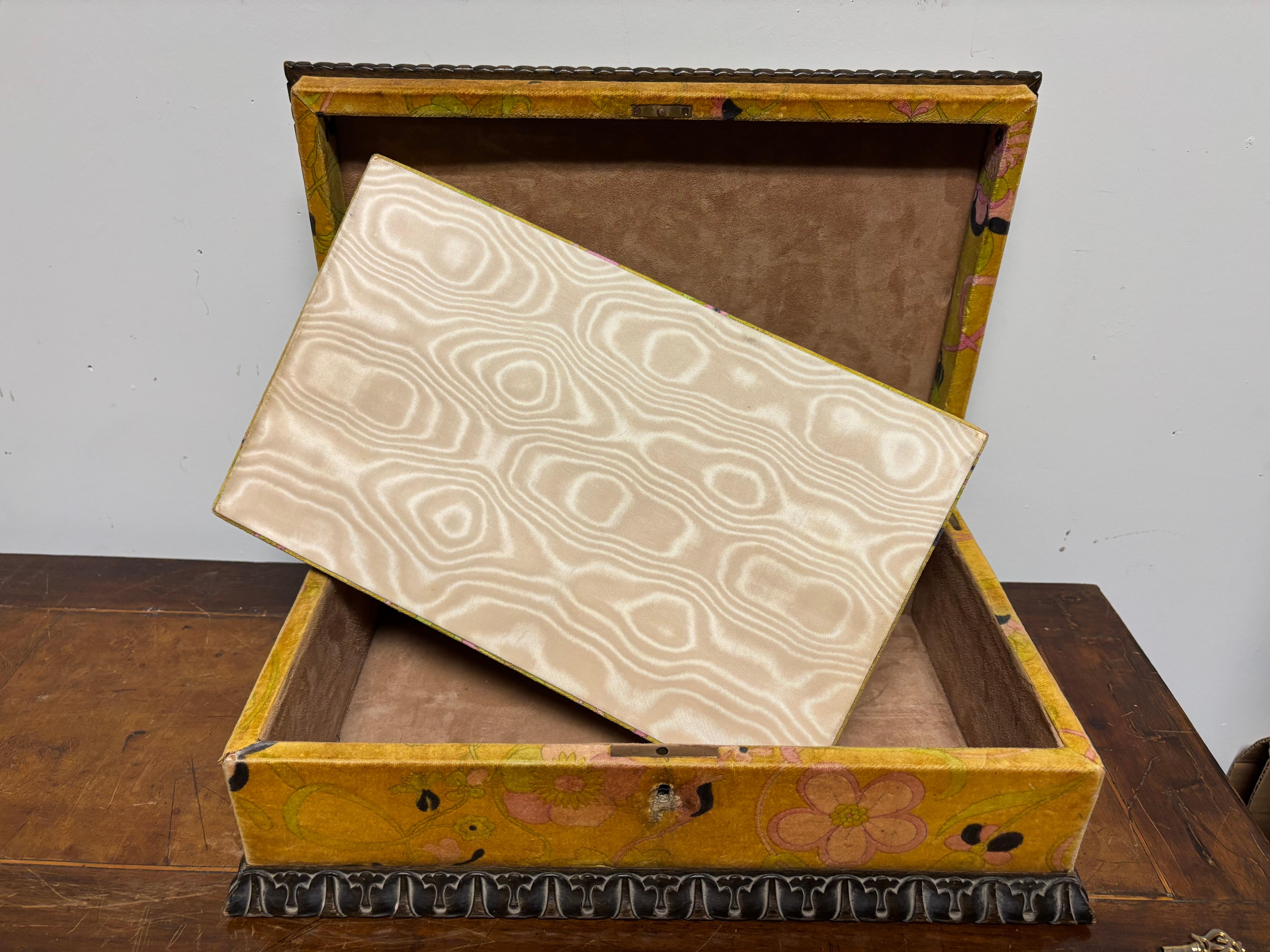 Joyero de terciopelo Mark Cross de los años 60 con diseños psicodélicos en venta 10