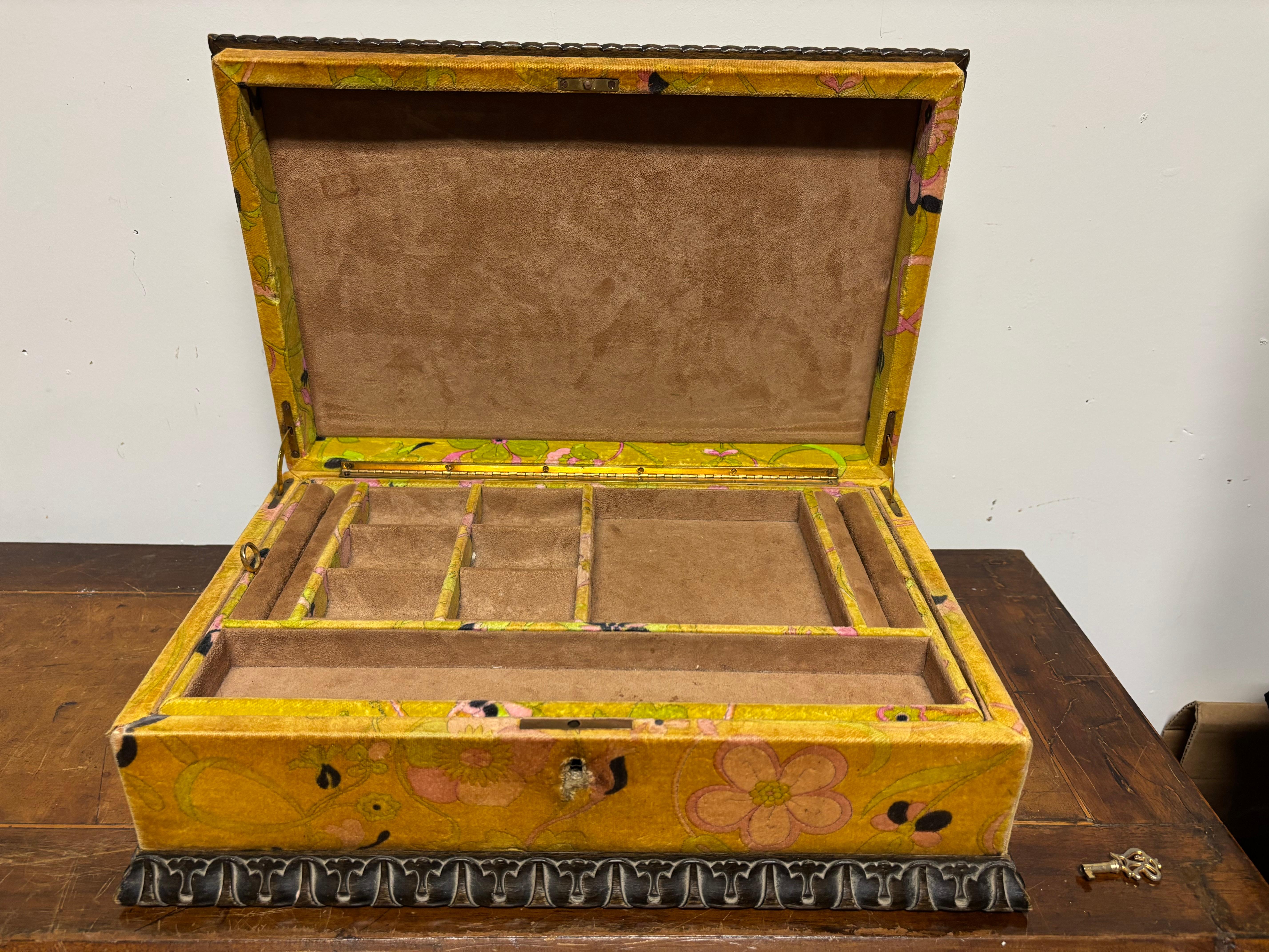 Joyero Mark Cross forrado de terciopelo con marco de nogal con galones de estilo renacentista. Con un raro y maravilloso diseño psicodélico, esta caja de mediados del siglo XX es toda una pieza de coleccionista. Las zonas protegidas revelan la