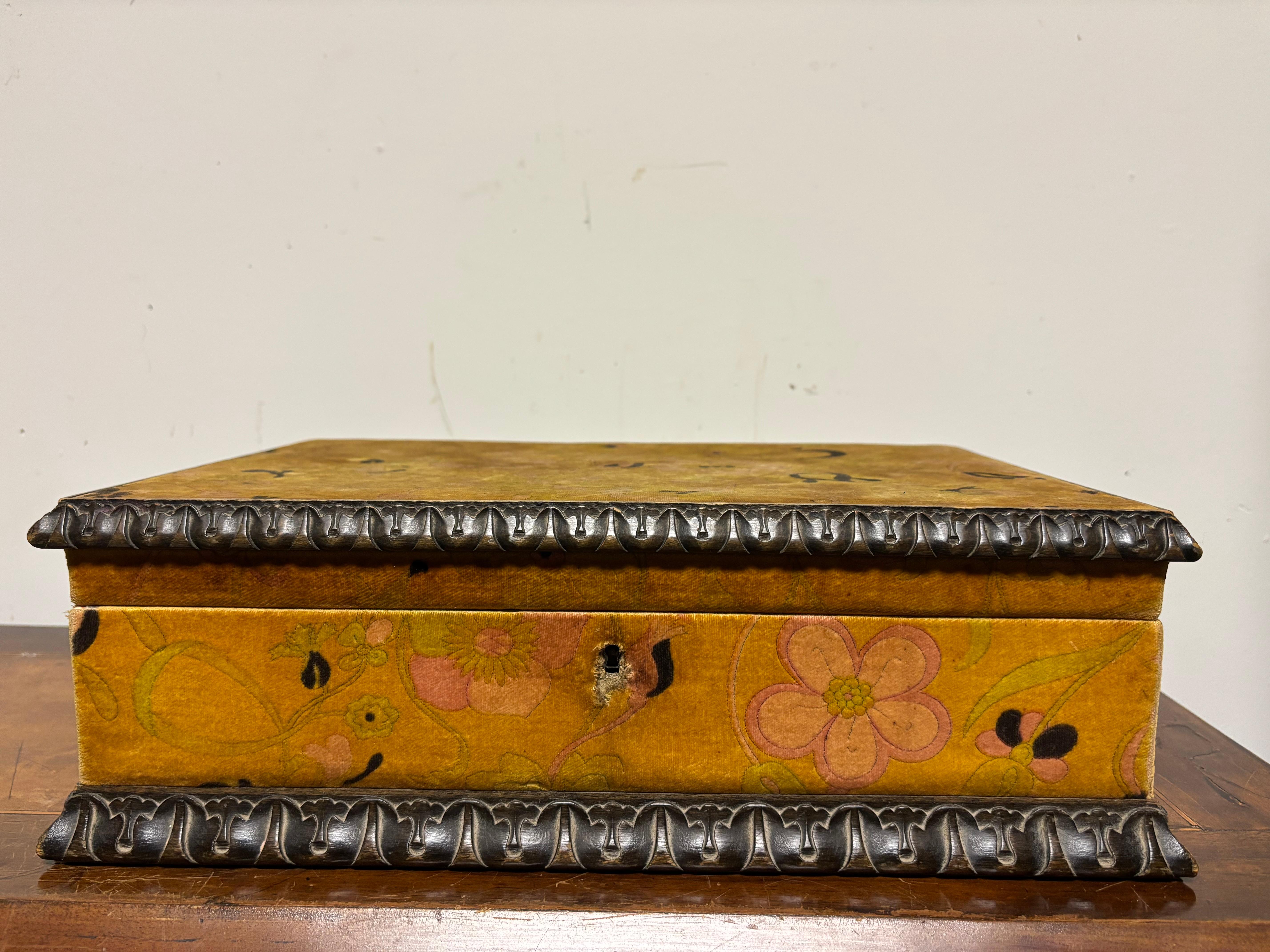 Joyero de terciopelo Mark Cross de los años 60 con diseños psicodélicos Moderno de mediados de siglo en venta