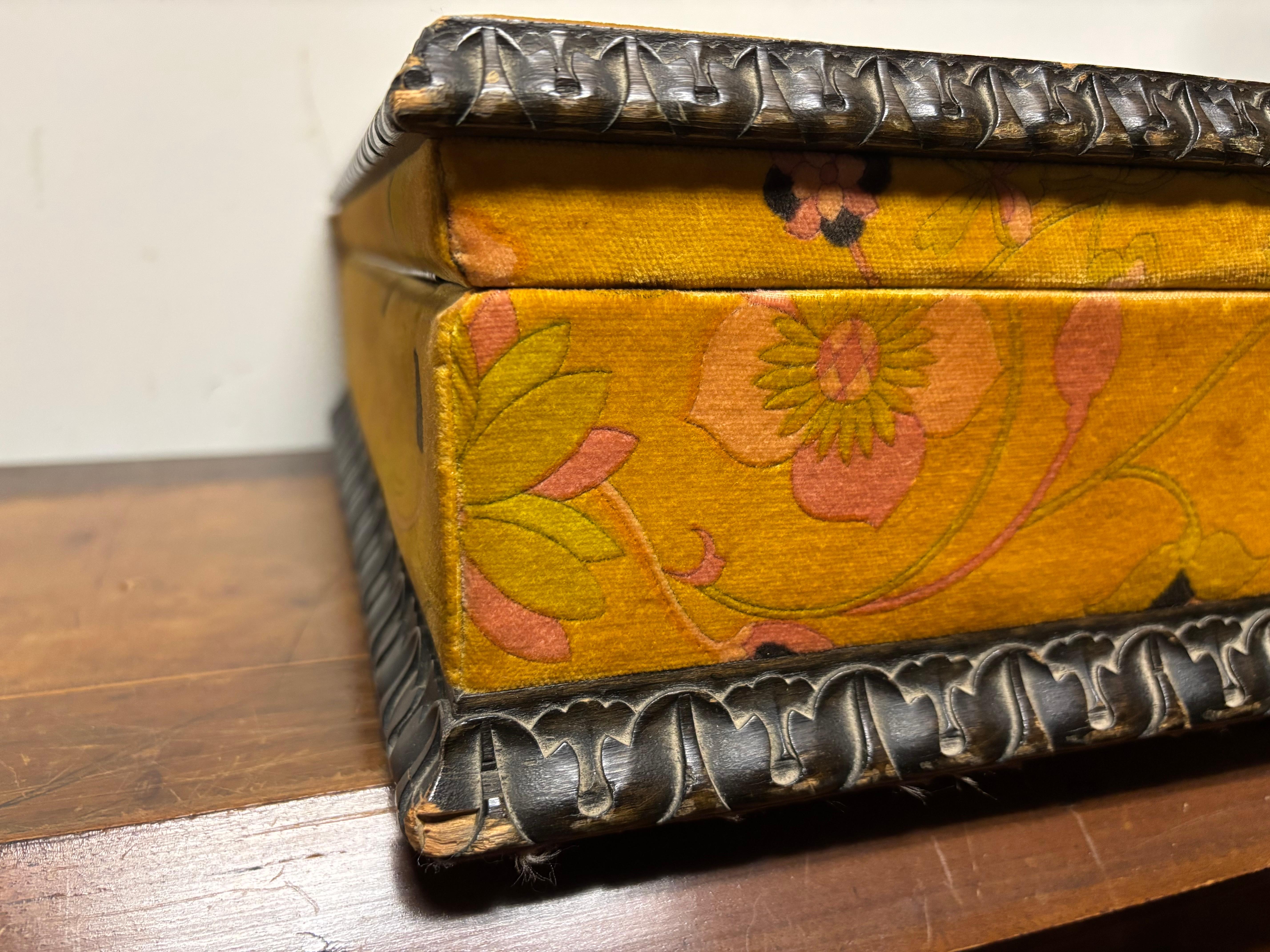 Joyero de terciopelo Mark Cross de los años 60 con diseños psicodélicos en venta 1