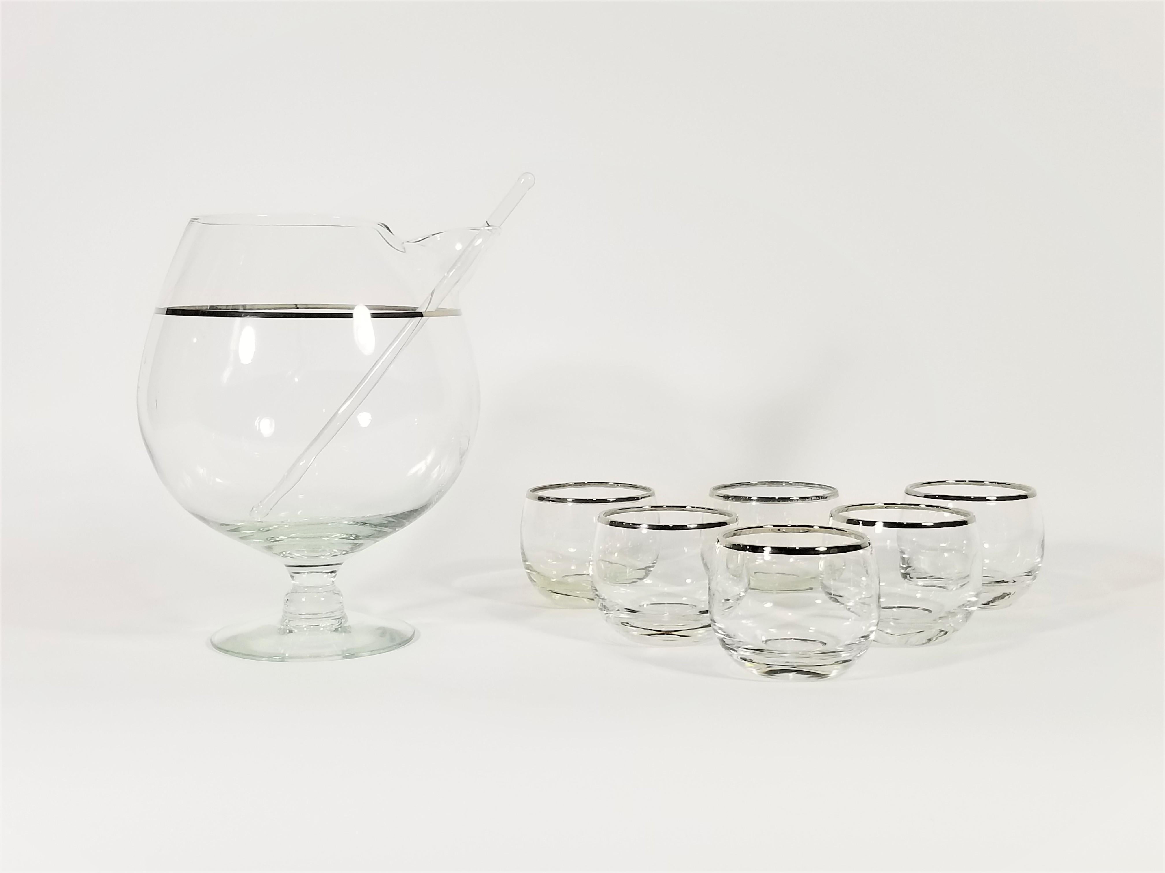 Juego de Martini de los años 60 con borde de plata  Cristalería Bar estilo Dorothy Thorpe en venta 2