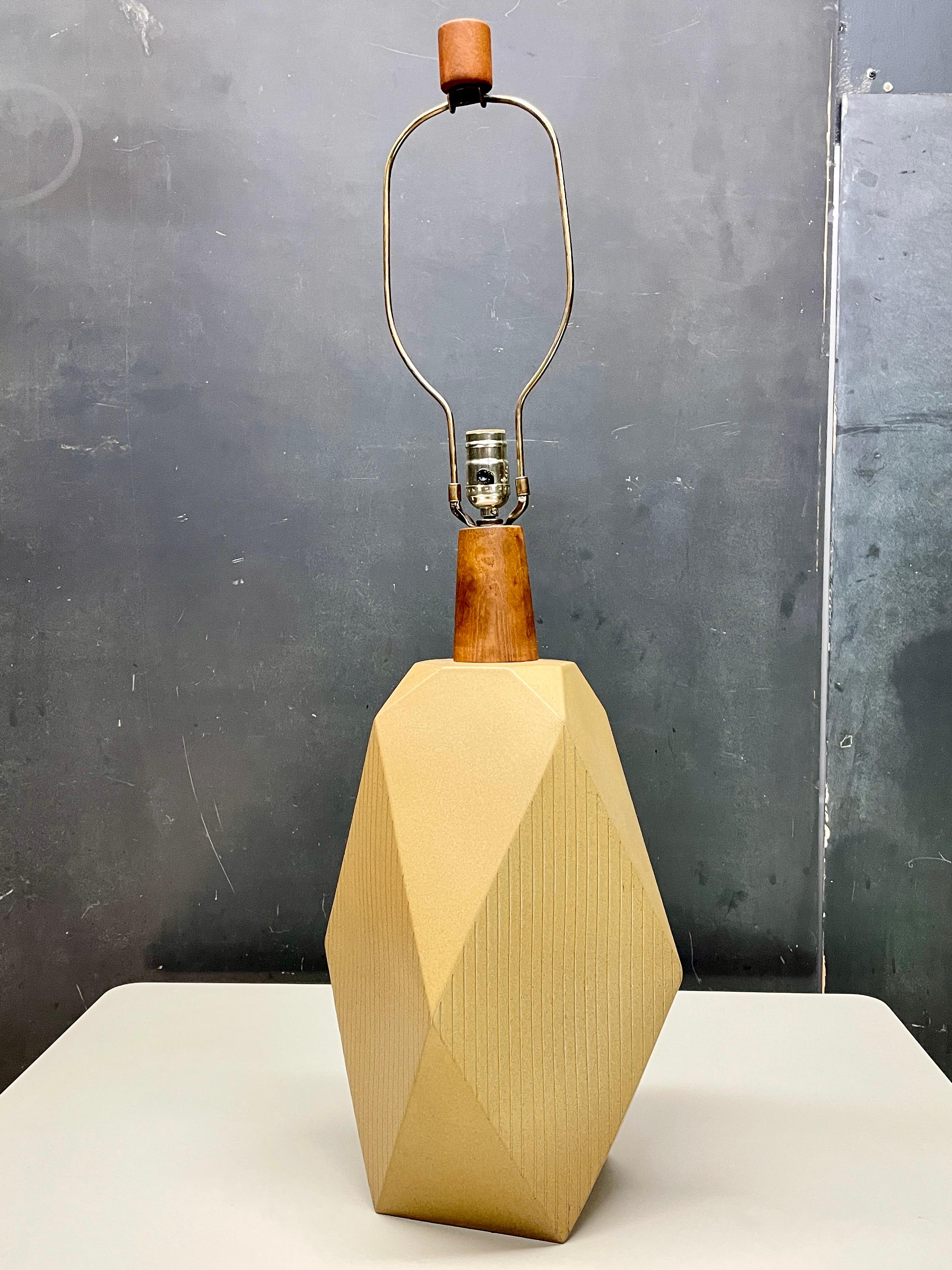 Mid-Century Modern 1960s Martz Geometric Architectural Stoneware Table Lamp Cabin Modern Faceted en vente