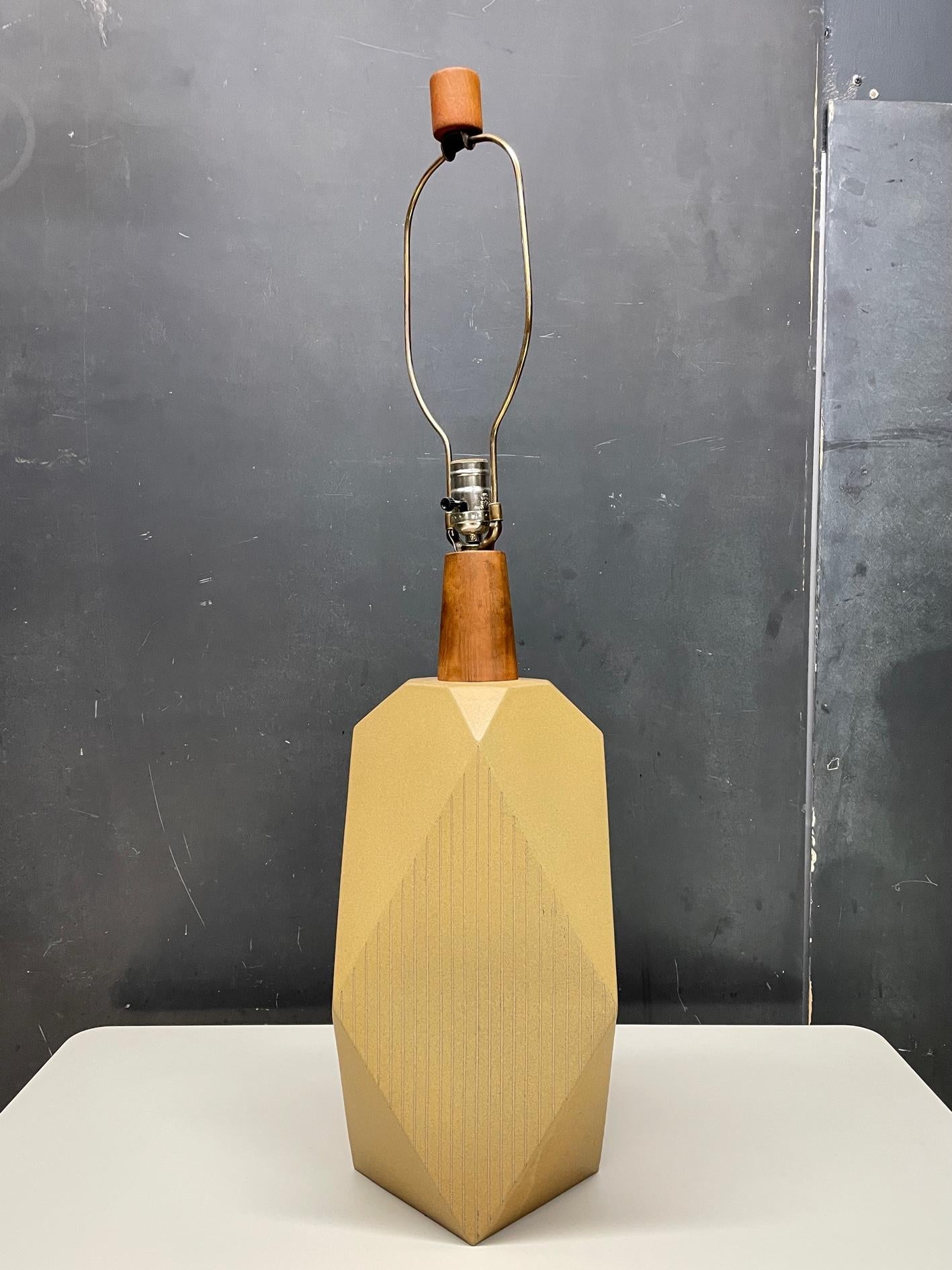 Vernissé 1960s Martz Geometric Architectural Stoneware Table Lamp Cabin Modern Faceted en vente