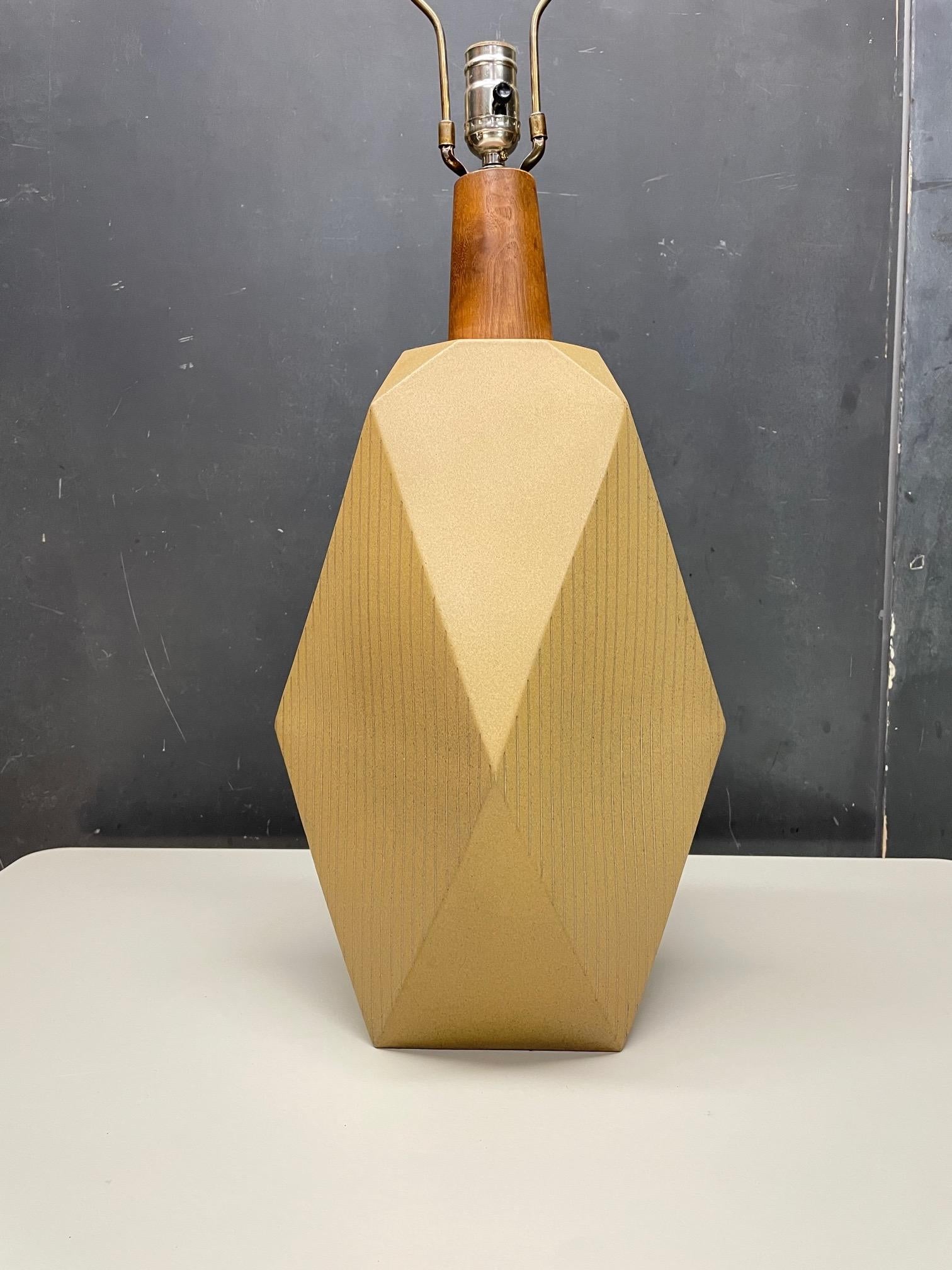 1960s Martz Geometric Architectural Stoneware Table Lamp Cabin Modern Faceted In Good Condition For Sale In Hyattsville, MD