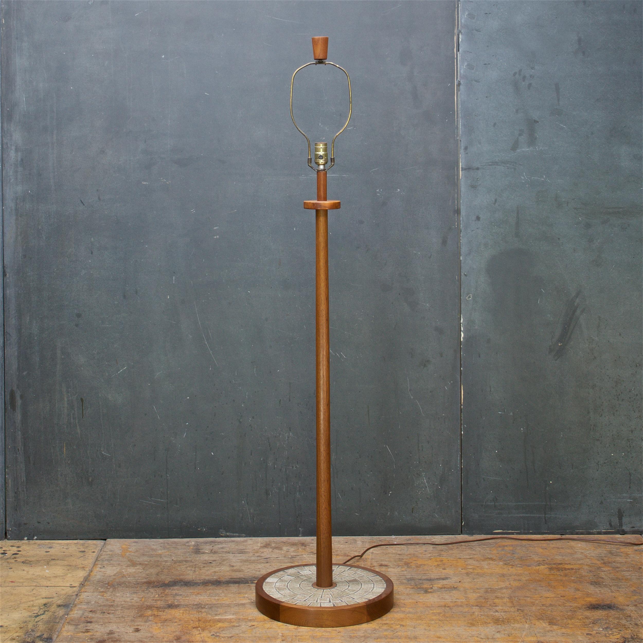 Vintage 1960s Mid-Century Modern floor lamp. Solid turned walnut base, shaft, finial. Inlaid tan Martz ceramic tiles to top of base. Fully Functional, takes Normal sized US screw-in bulb, and has three stage brightness socket. 

Shade Dia Top 14 /