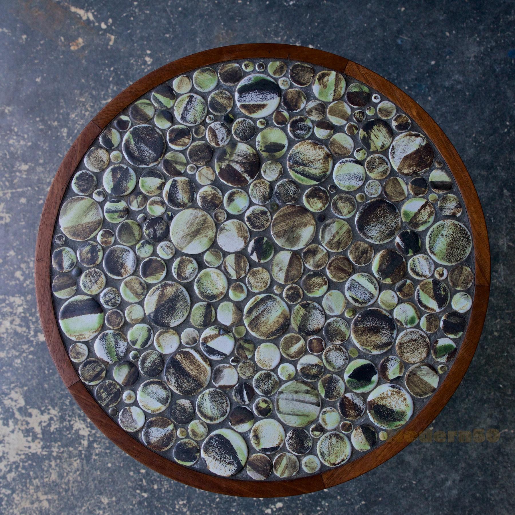 Un merveilleux exemple dans les tons de terre, socle et base droits en noyer huilé, avec des carreaux ronds en céramique à glaçage mat peu communs.