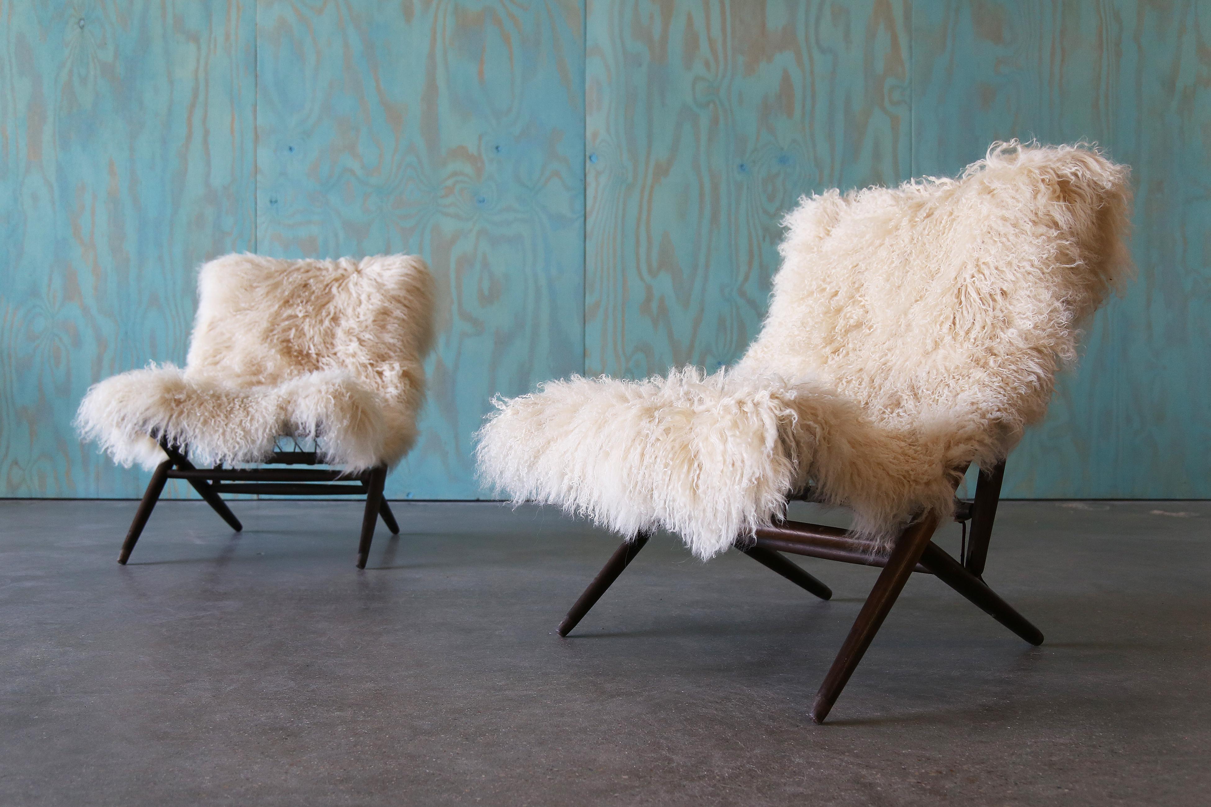 A pair of uncommon 1960s Japanese folding sling chairs manufactured by Maruni. Known for their simplistic and minimalist design, these chairs bridge many design aesthetics. These chairs would work well with designs by Hans Wegner, Milo Baughman,