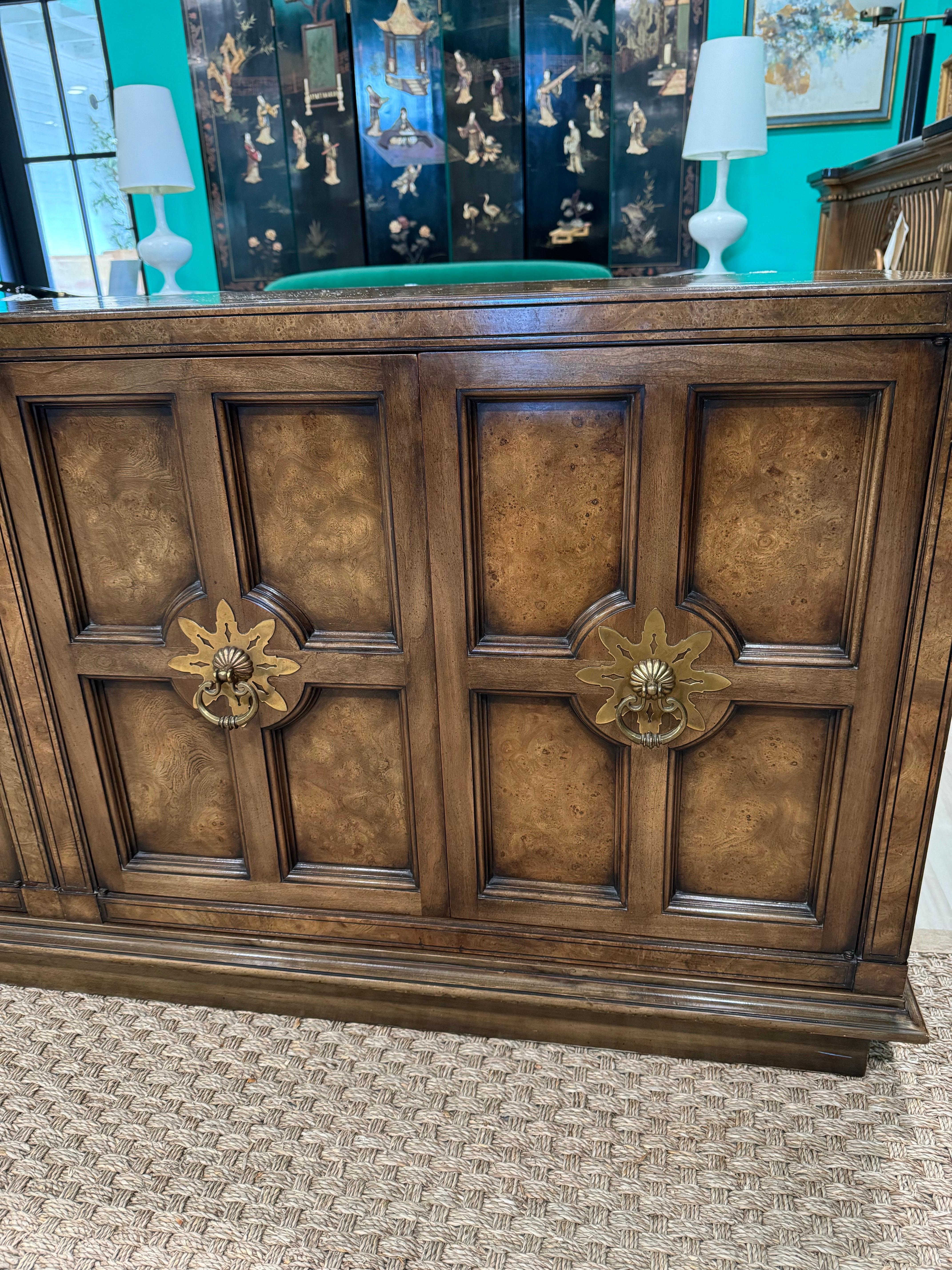 Condizioni vintage originali estremamente belle con minimi segni di età/uso.
Credenza in radica della metà degli anni '60 della Famed Mastercraft. Bellissimo pezzo. Hardware straordinario. Questo pezzo è composto da 3 casse fissate insieme e montate