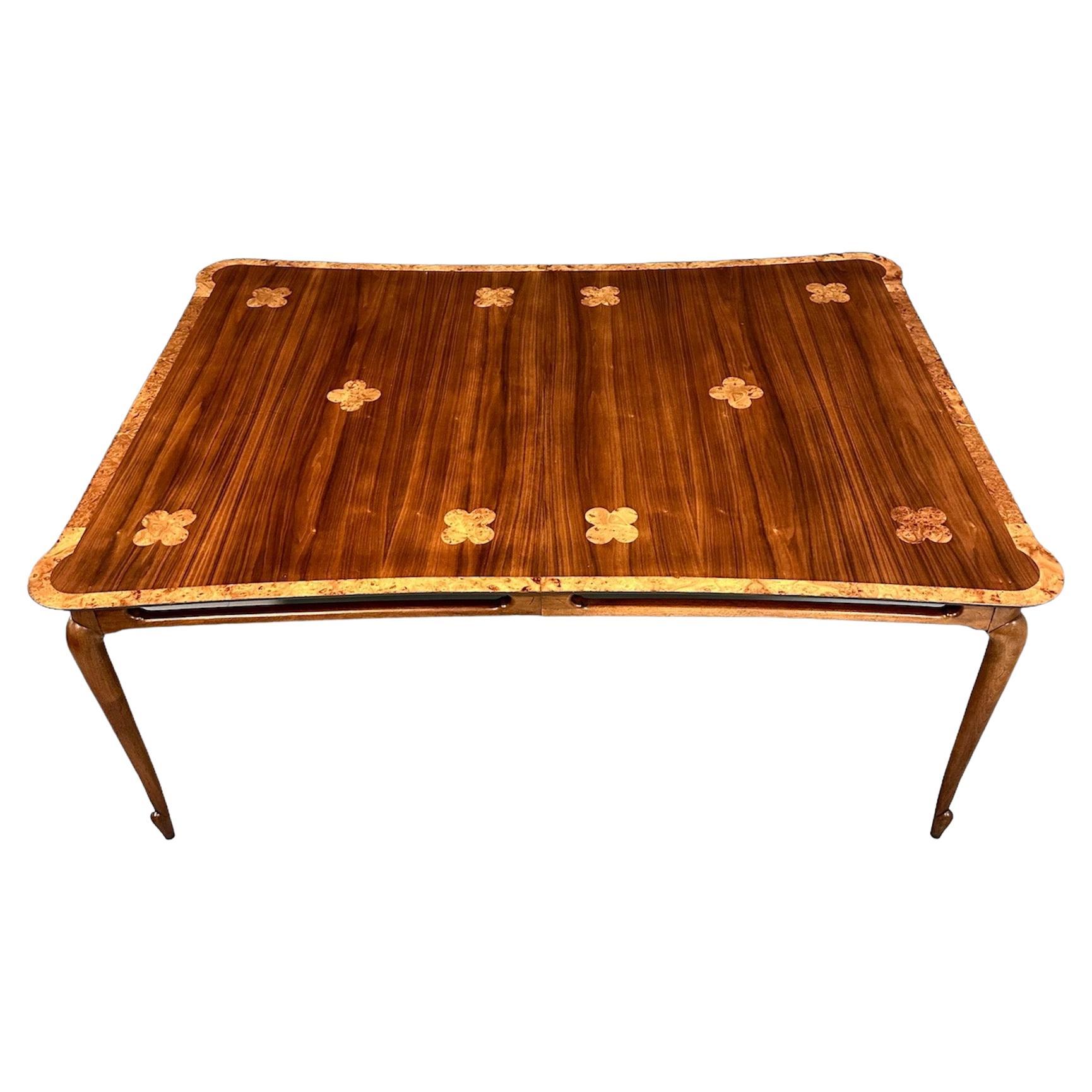 Tavolo da pranzo in noce attribuito a Mastercraft degli anni '60 con inserti e finiture in radica