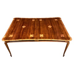 Table de salle à manger des années 1960 attribuée à Mastercraft avec accents et garnitures en broussin