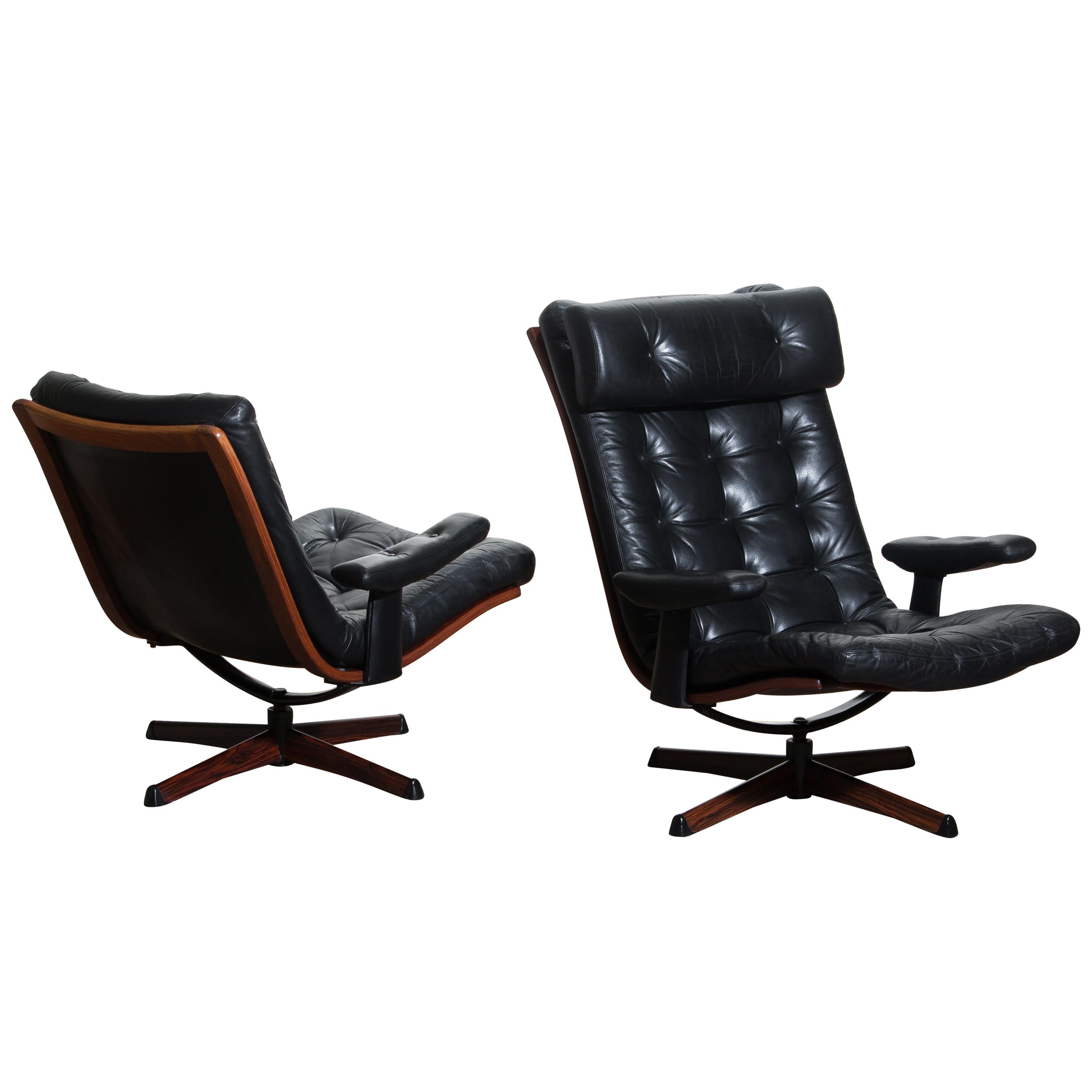 1960s Matching Pair of Black Leather Swivel Chairs by Göte Möbler Nässjö, Sweden In Good Condition In Silvolde, Gelderland