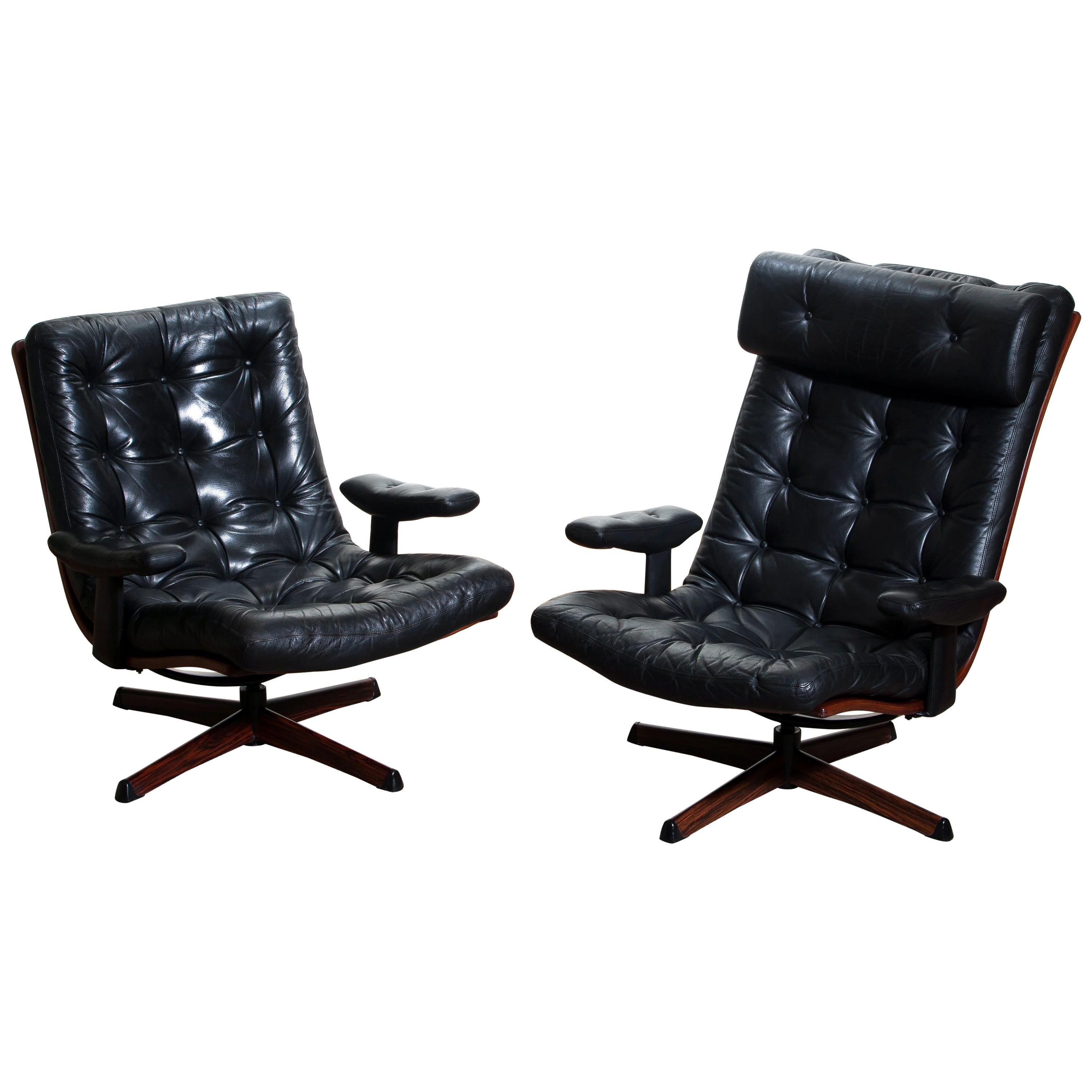 1960s Matching Pair of Black Leather Swivel Chairs by Göte Möbler Nässjö, Sweden In Good Condition In Silvolde, Gelderland